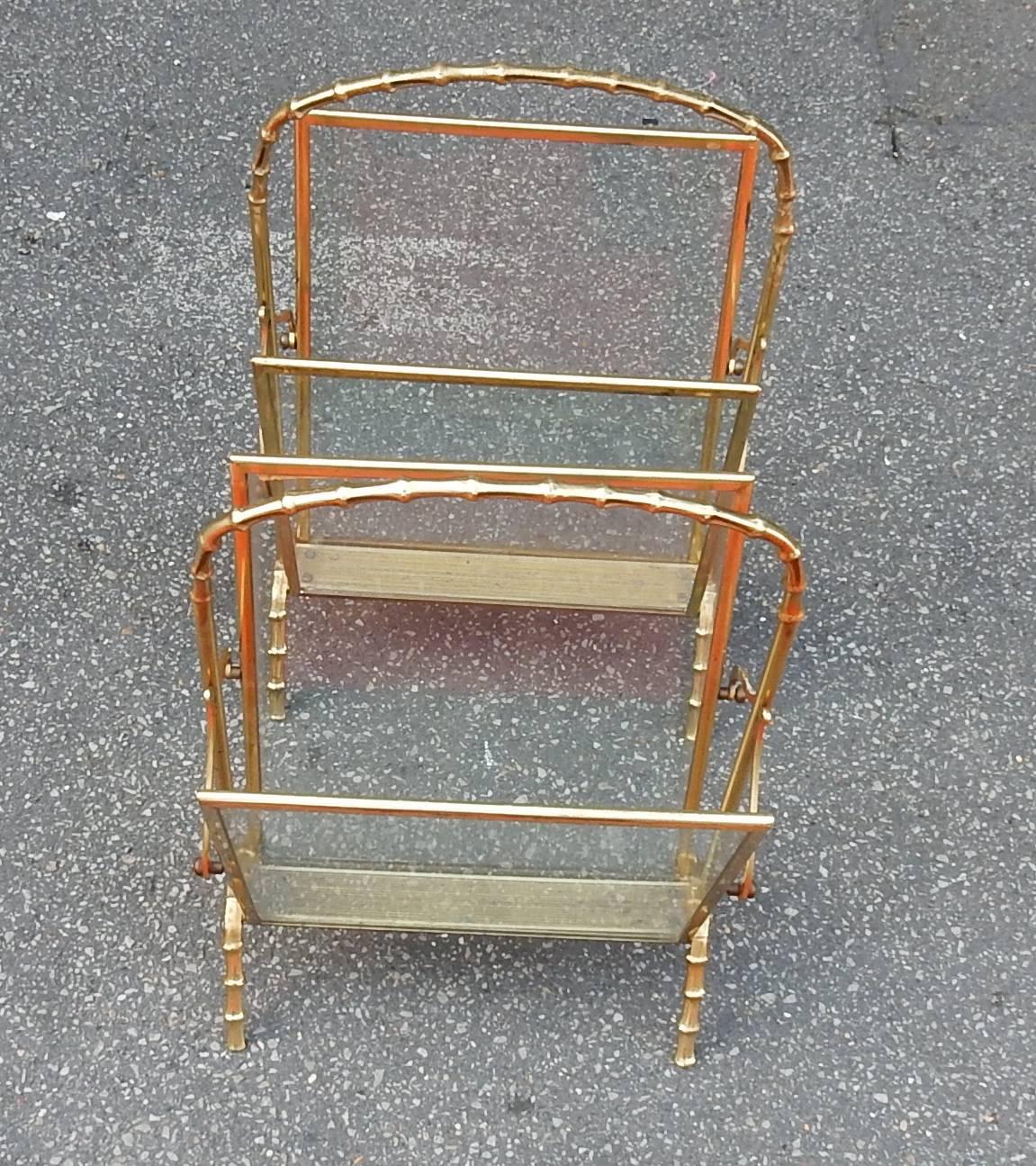 Pair of carry newspaper in polished brass, modele Bamboo with glass 
Good condition, circa 1950-1970.