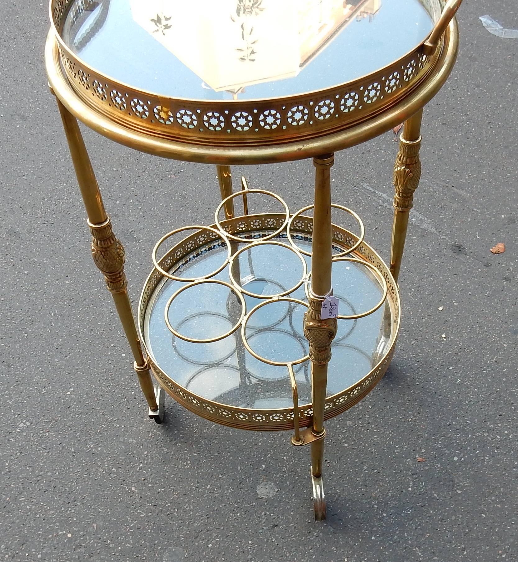 Rolling trolley in gold brass with two trays with removable top tray and openwork galleries, bottle holder, good condition, circa 1970.
