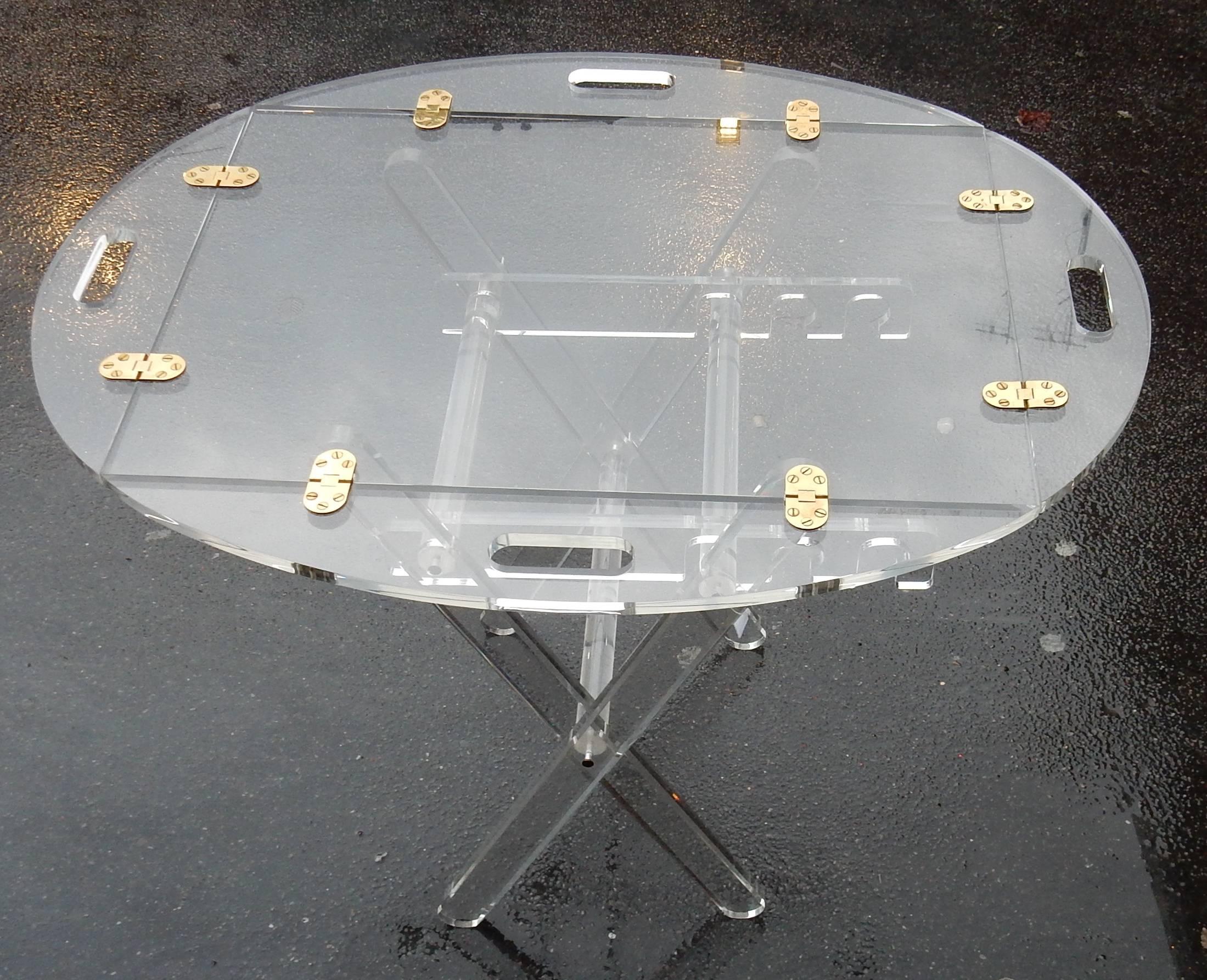 La table de bateau en Lucite est réglable en hauteur par une crémaillère, le filtre très apprécié en ; le plateau amovible et muni de poignées a tous les rabats. Hauteur maxi : 67,5 et mini 53 cms, Bon état, circa 1970.