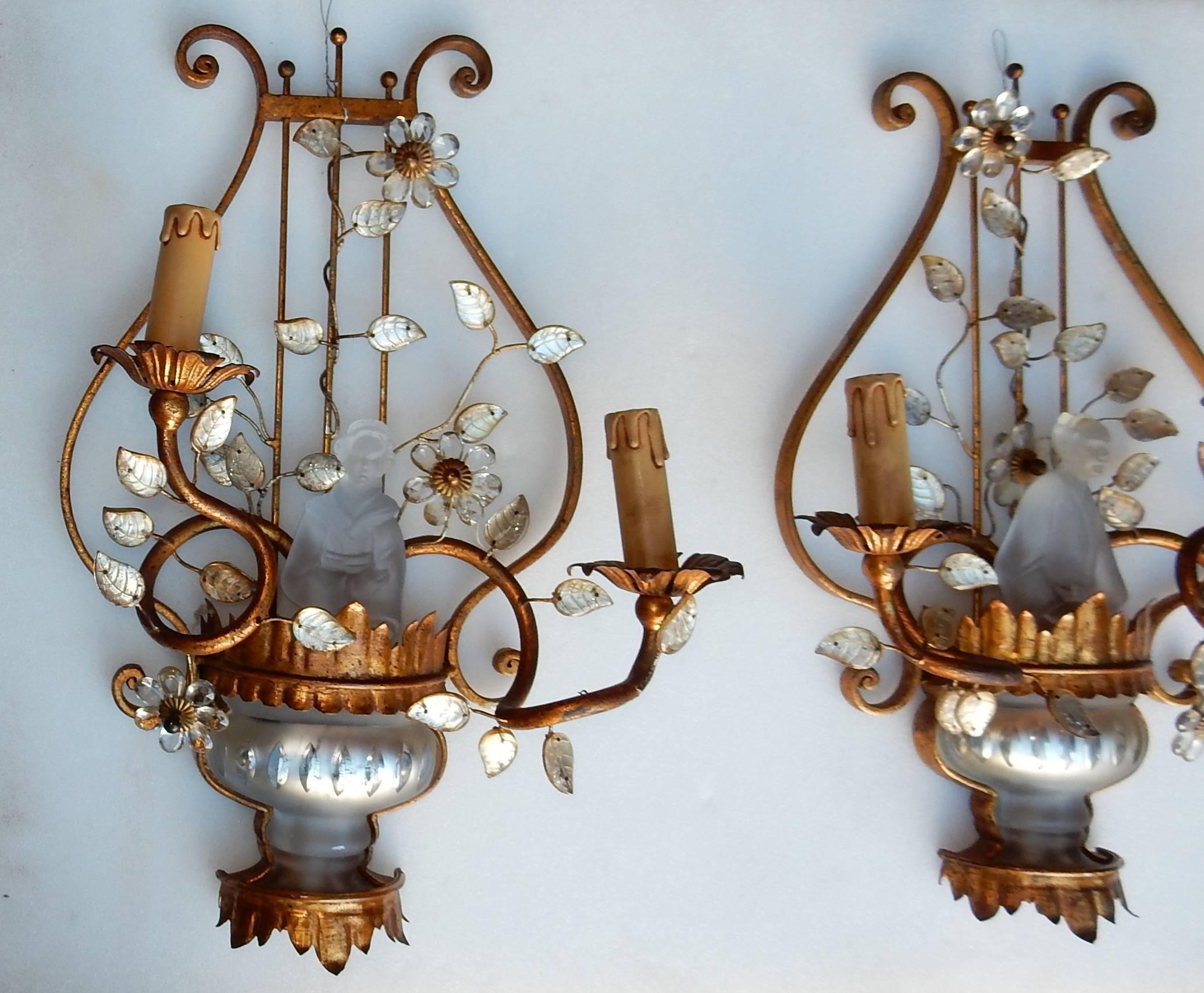 Gilded iron wall lamps decorated with crystal has decor of Chinese, mister and miss in Kimono,
circa 1970.
Good condition.