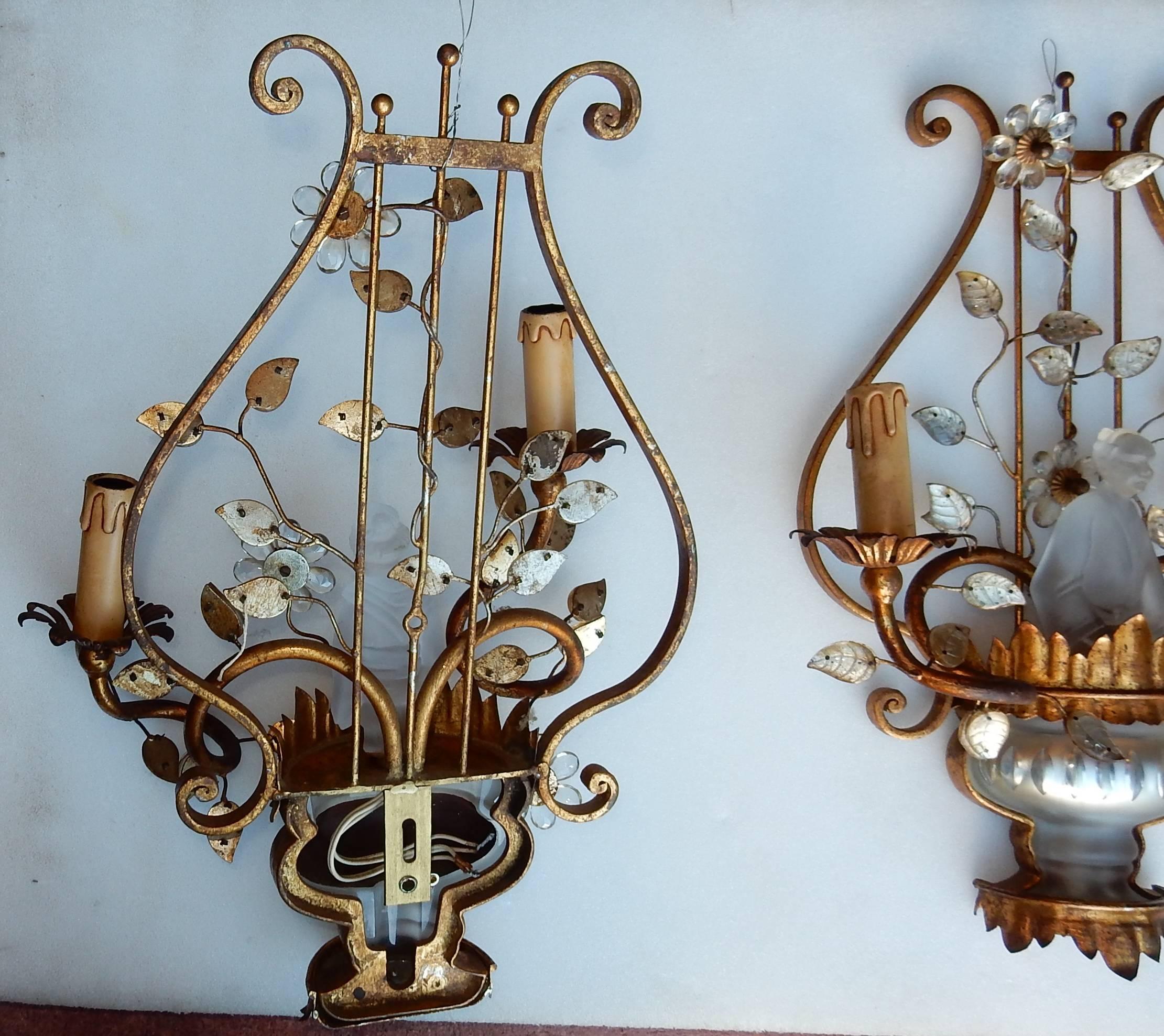 Dorato 1970 Coppia di lampade da parete Deco cinesi nello stile della Maison Baguès in vendita