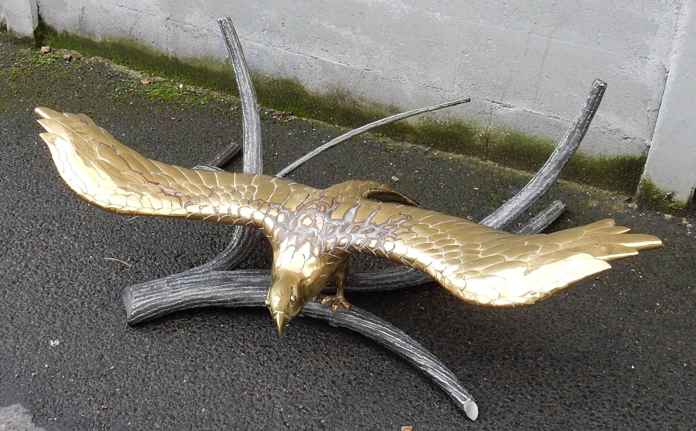 Coffee table has eagle in the spread wings. Sculpture in brass and iron bough, good condition. The size are without the tray which will be realized has the order.