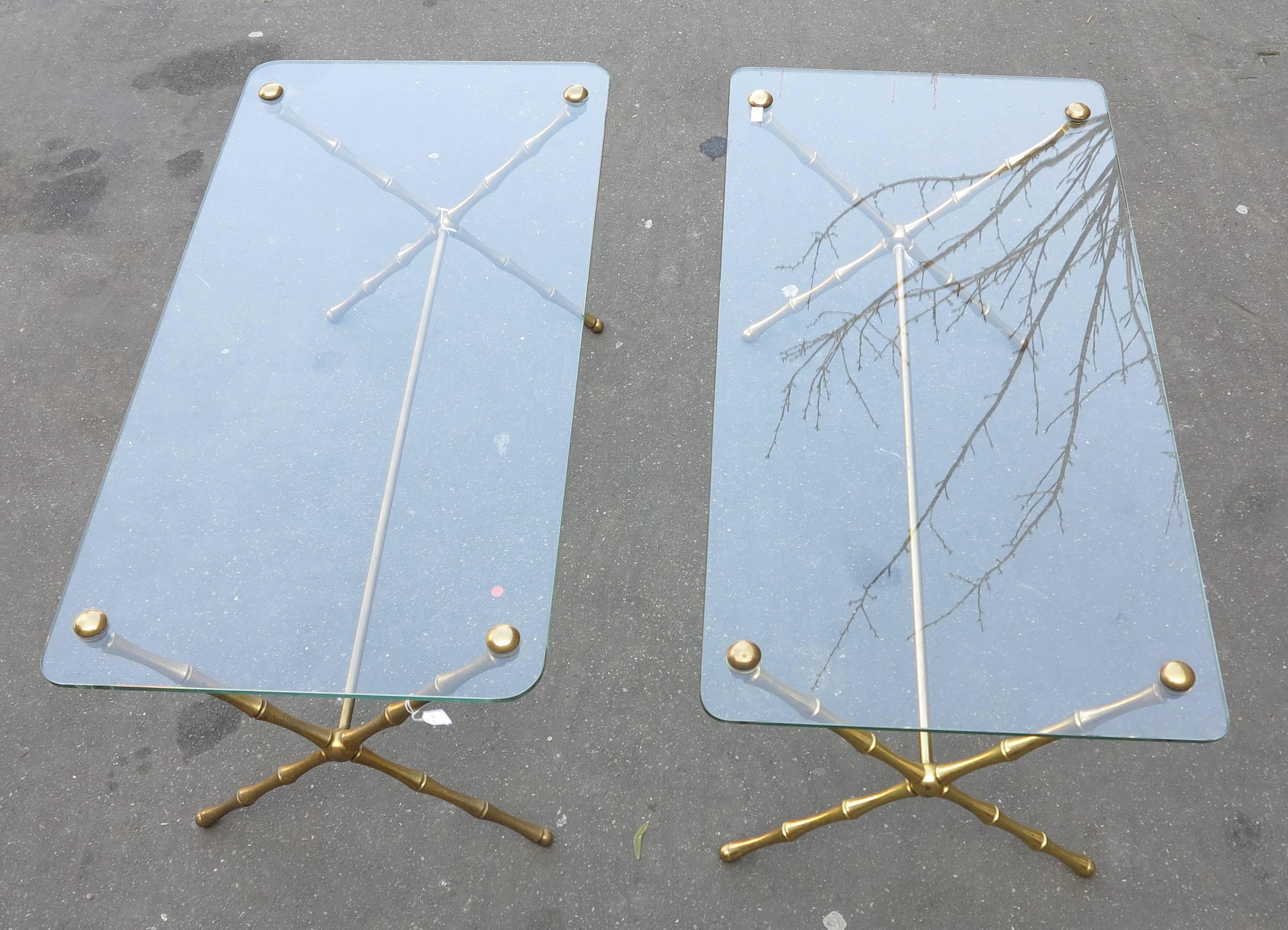 Paire de table basse et bronze montants en X, modèle bambou, toutes les pièces sont vissées, plateau en verre, bon état, circa 1950-1970.