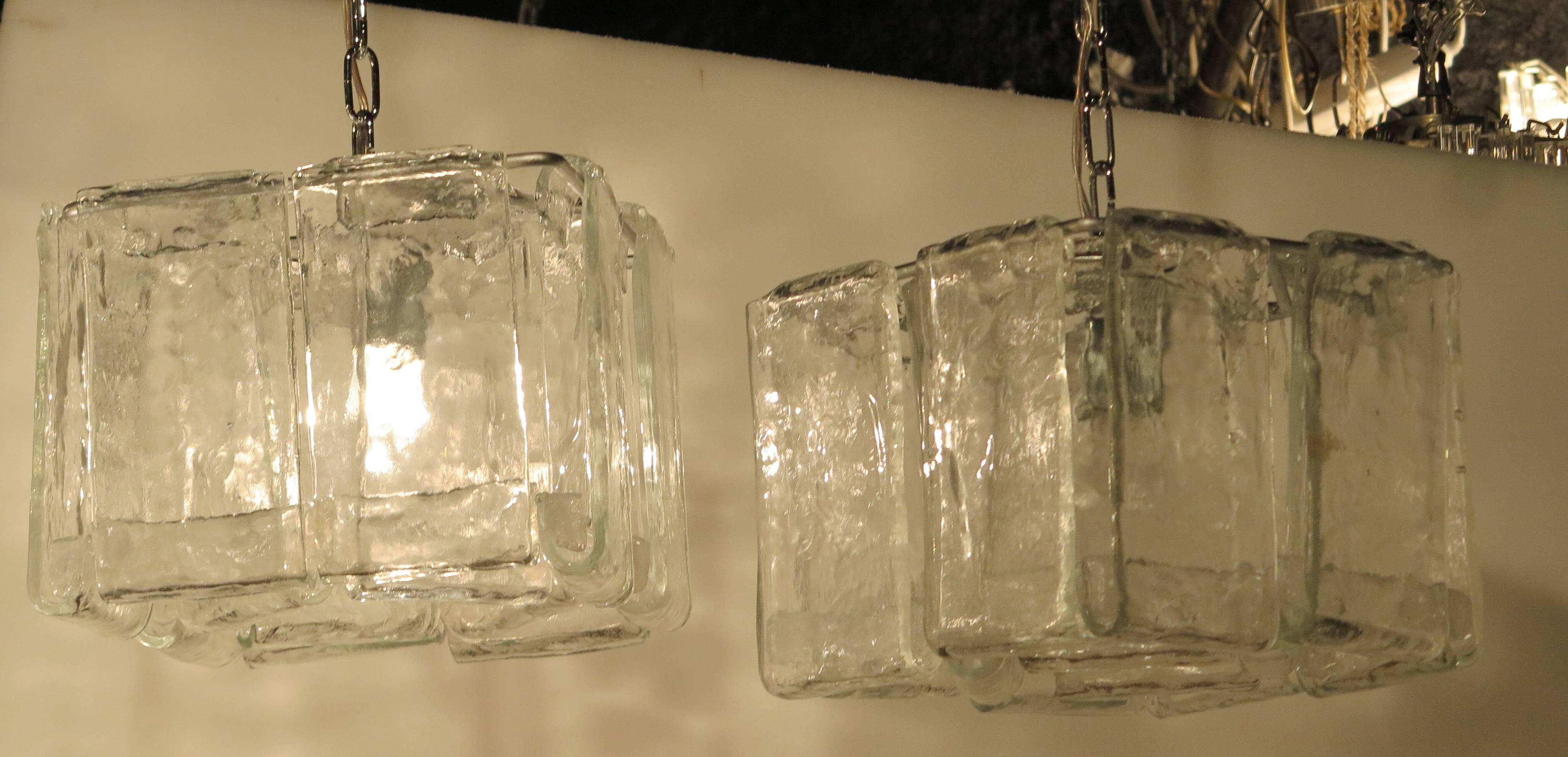 Coppia di lampadari a forma di gabbia, in cristallo di Murano, circa del 1970, in buone condizioni, l'altezza senza catena è di 32 cm.