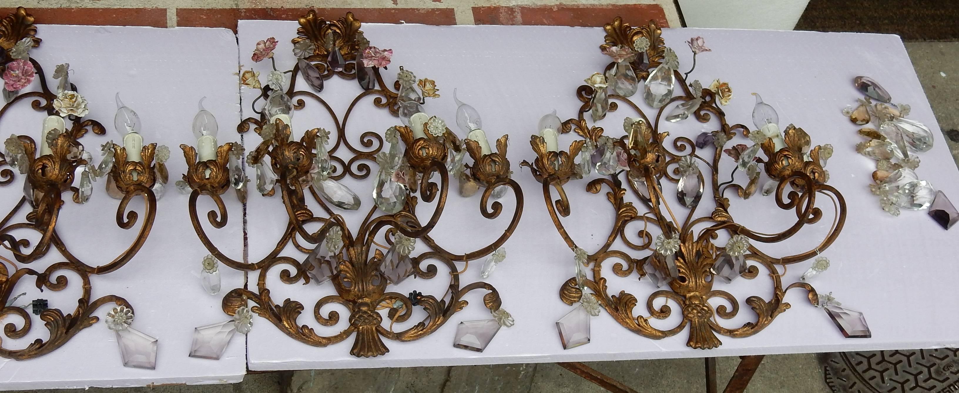 Series of four iron Wall lamps has four arms with light with foliage, clear crystals and color, ceramic flowers style Maisen
Condition of use, circa 1900.