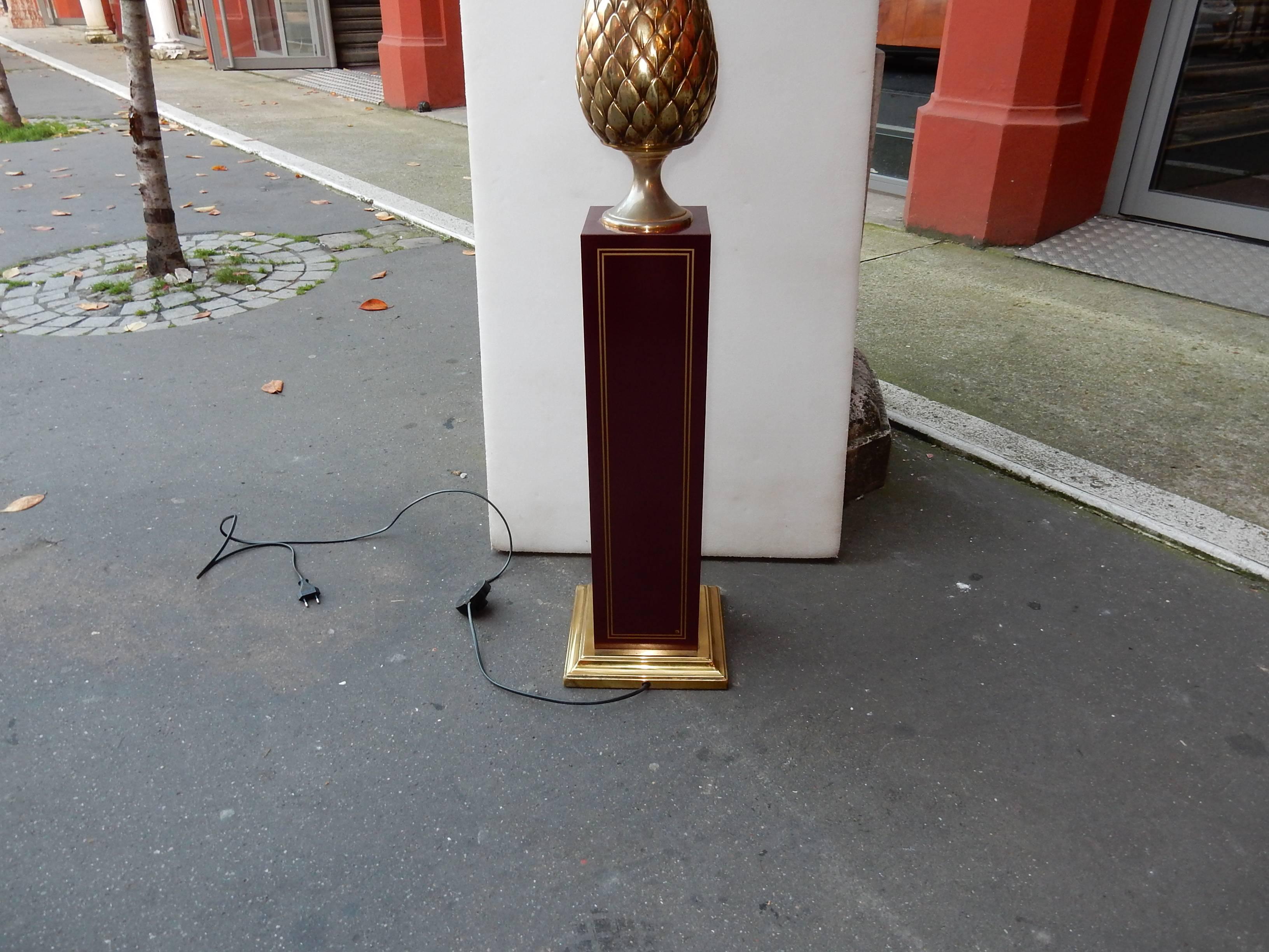Floor lamp bases in brass and wooden girdle lacquered, pineapple cast iron d art, two bulbs, circa on 1970, in good condition. Measures: Height of fut: 64 cm lampshade: low diameter 55 and diameter high 36 cm, height 42 cm.