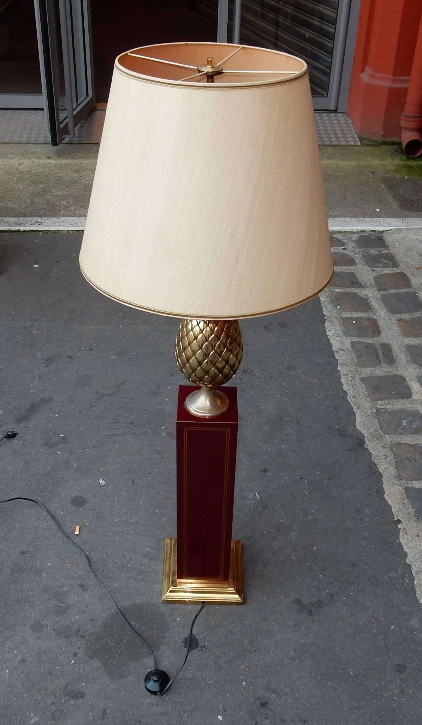 Bois Lampadaire de 1970 dans le style de Lancel avec ananas en vente