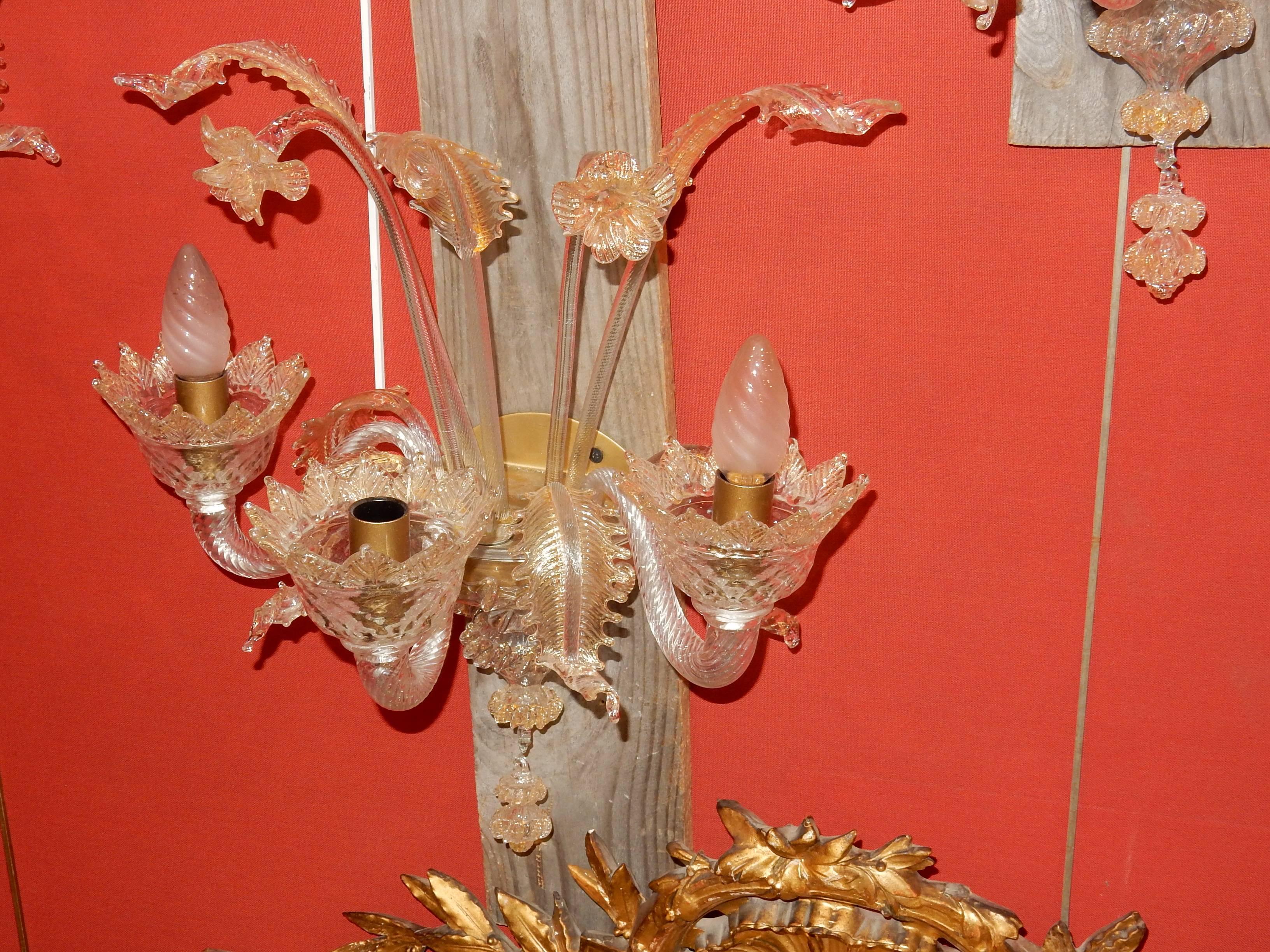 italien Trois lampes murales à trois bras de lumière, cristal de Murano, paillettes d'or en vente