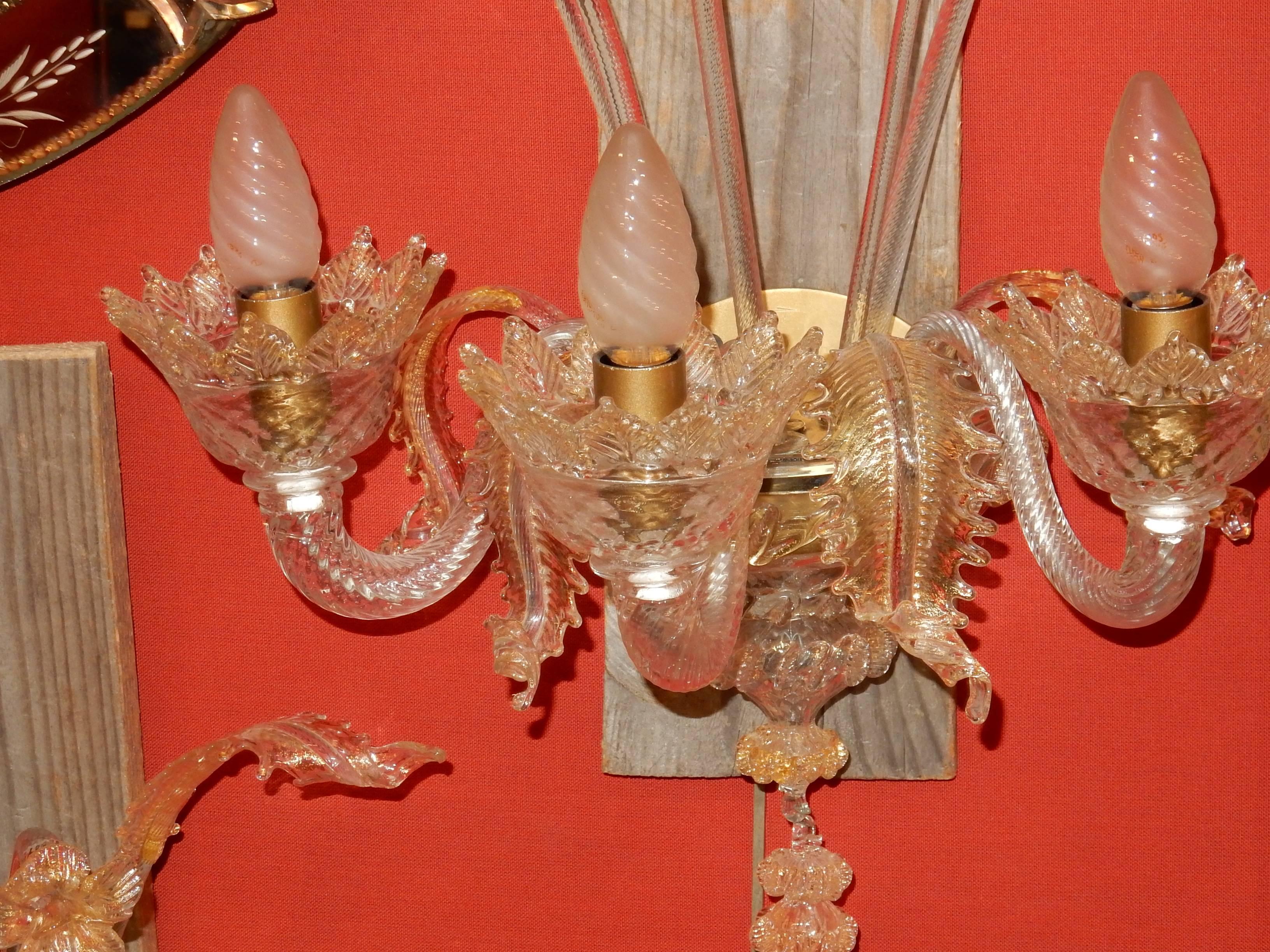 Cristal Trois lampes murales à trois bras de lumière, cristal de Murano, paillettes d'or en vente