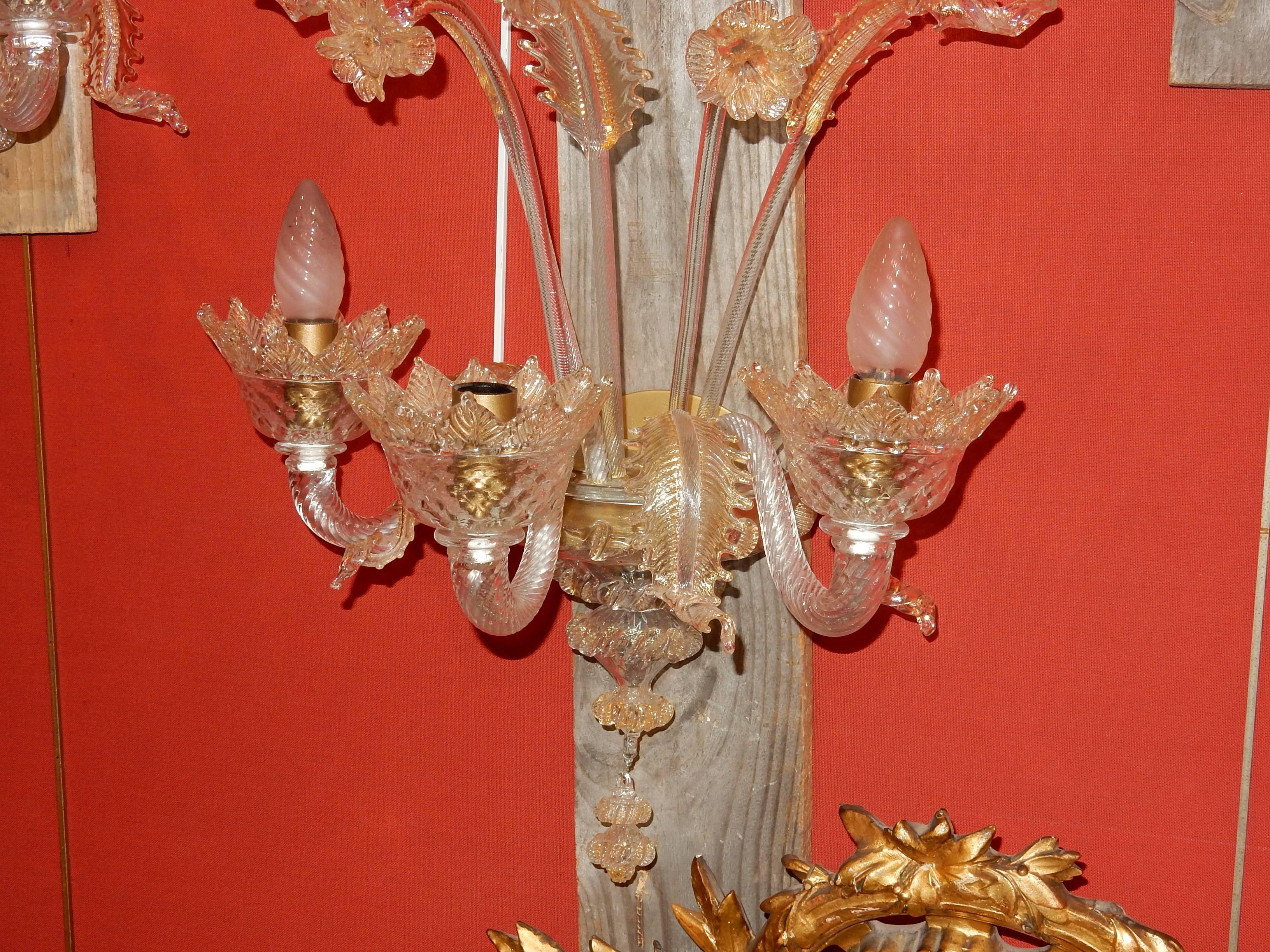 Trois lampes murales à trois bras de lumière, cristal de Murano, paillettes d'or Bon état - En vente à Paris, FR