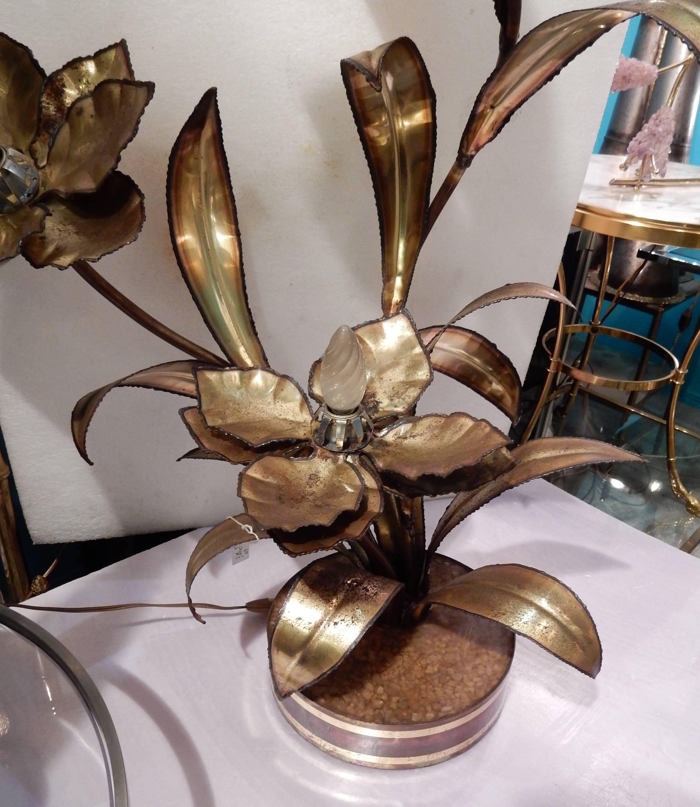 Enlightening plant in skated brass, Maison Jansen, brass base, circa on 1970, Good condition.