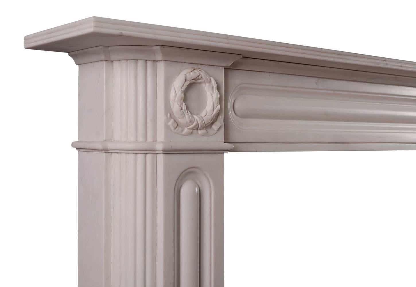Regency Cheminée de style Régence anglaise en marbre blanc en vente
