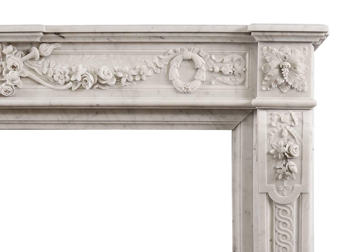 Français Manteau de cheminée de style Louis XVI en marbre de Carrare de qualité en vente