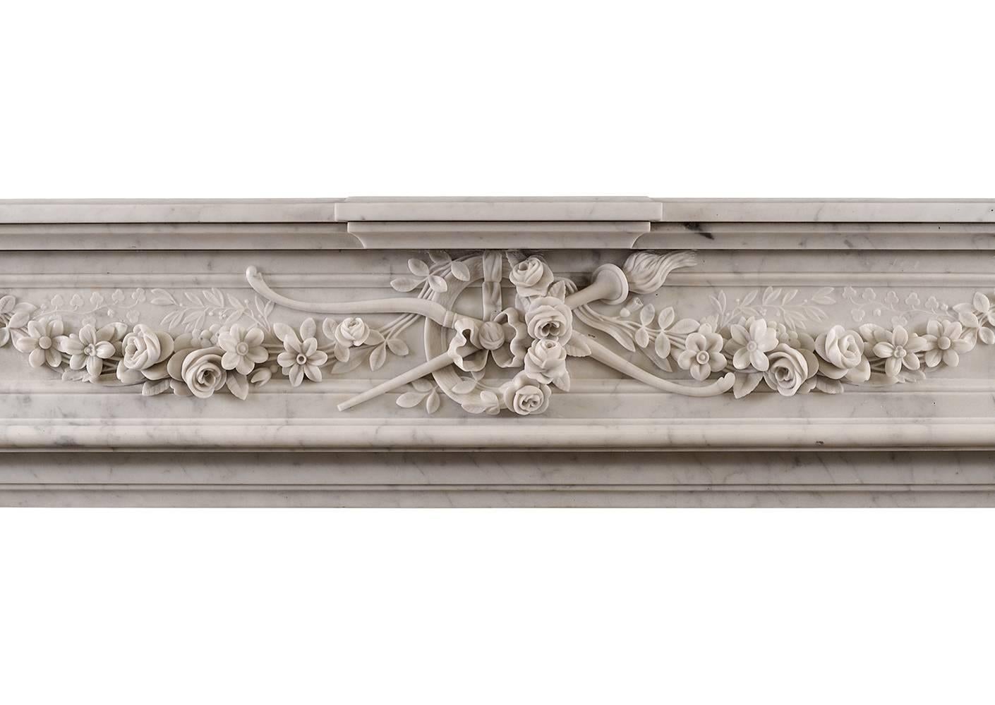 Carrara-Kaminsims in hochwertiger Qualität im französischen Louis XVI-Stil (Französisch) im Angebot