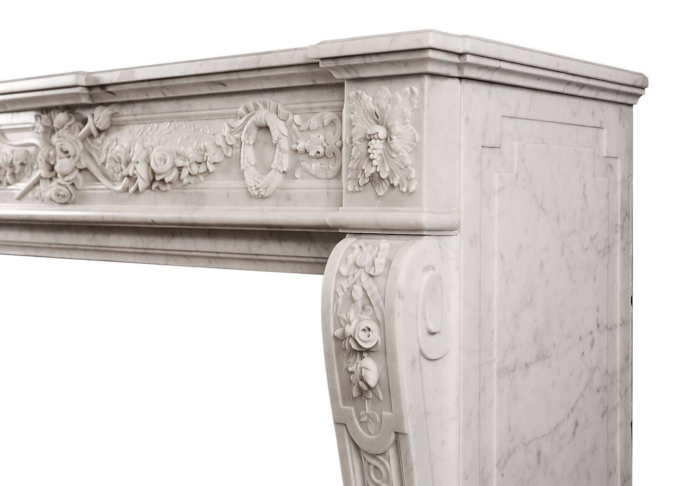 Carrara-Kaminsims in hochwertiger Qualität im französischen Louis XVI-Stil im Zustand „Gut“ im Angebot in London, GB