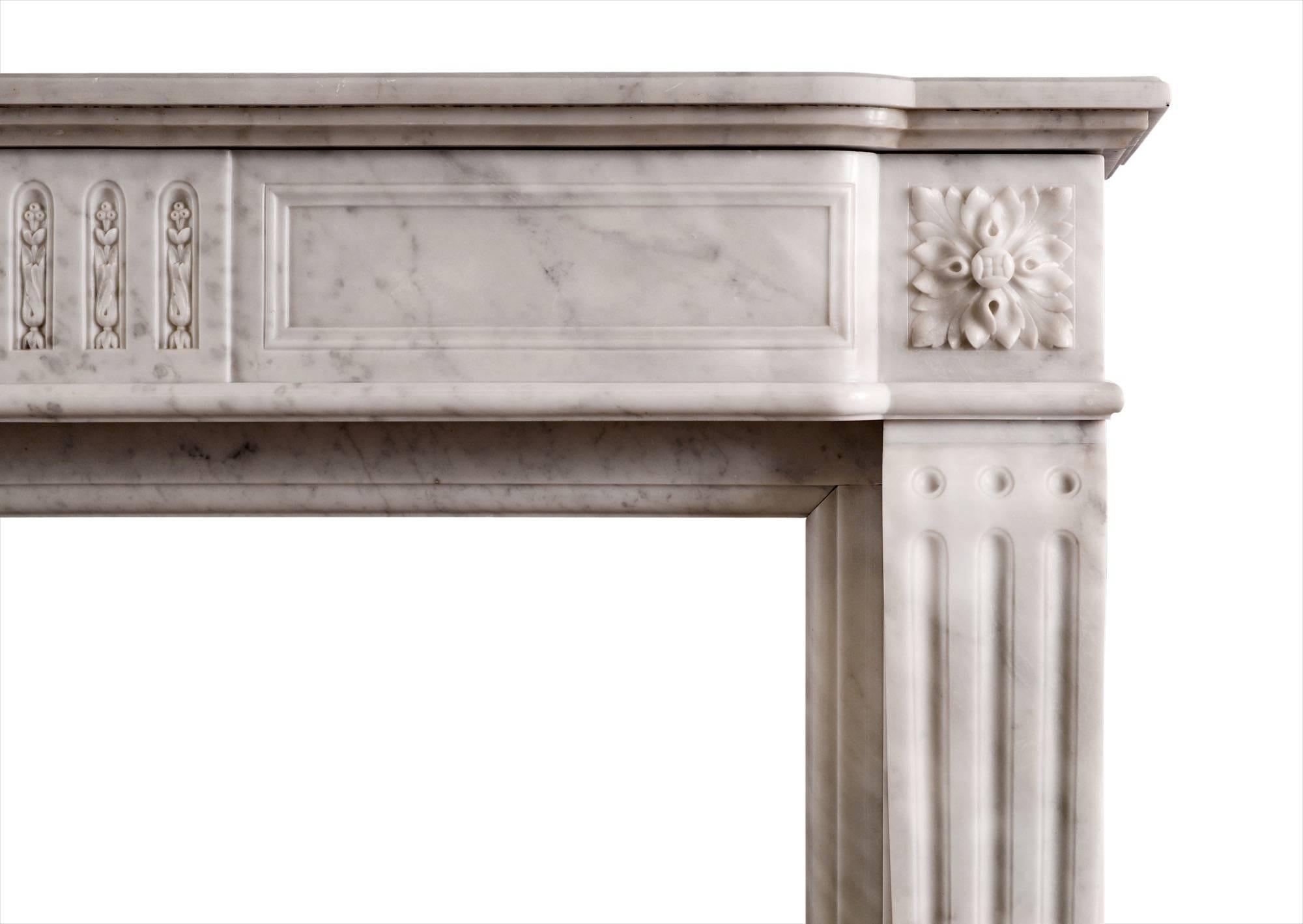 Français Cheminée de style Louis XVI en marbre de Carrare en vente