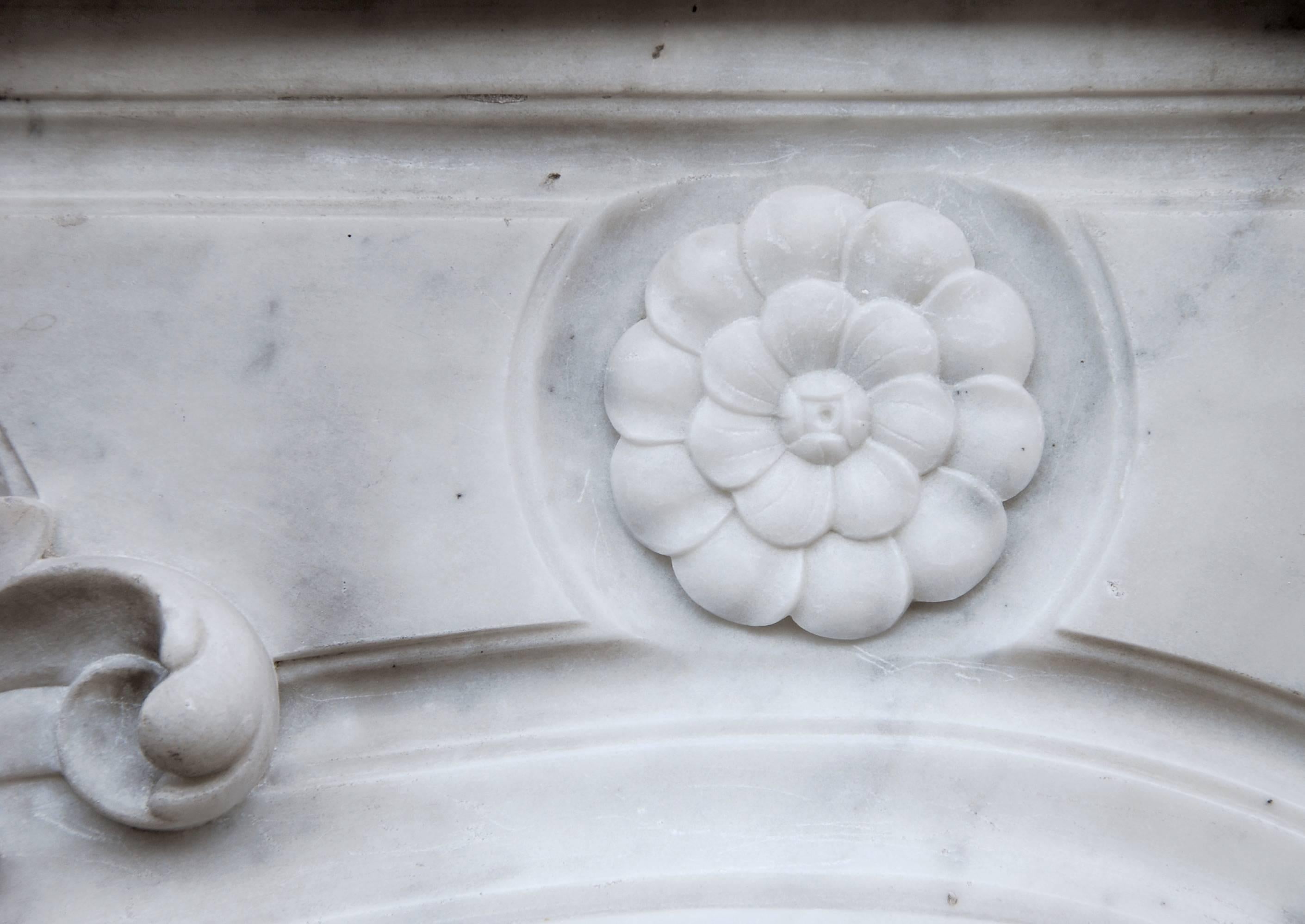 Kamin aus Carrara-Marmor im Louis-XV-Stil im Zustand „Gut“ im Angebot in London, GB