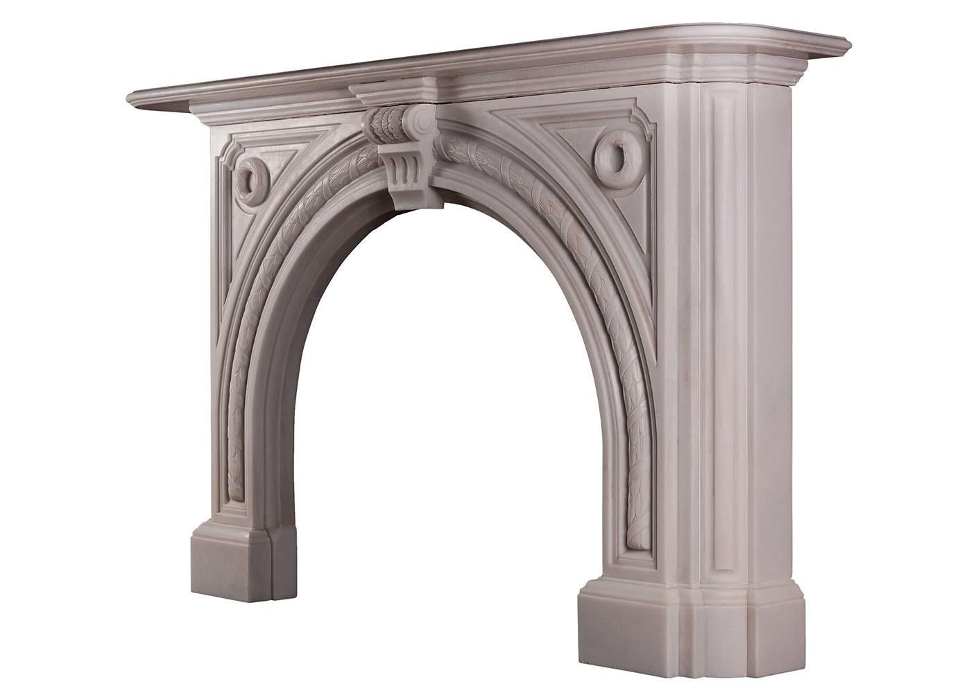 A pair of Victorian fireplace mantels in white marble In Excellent Condition In London, GB