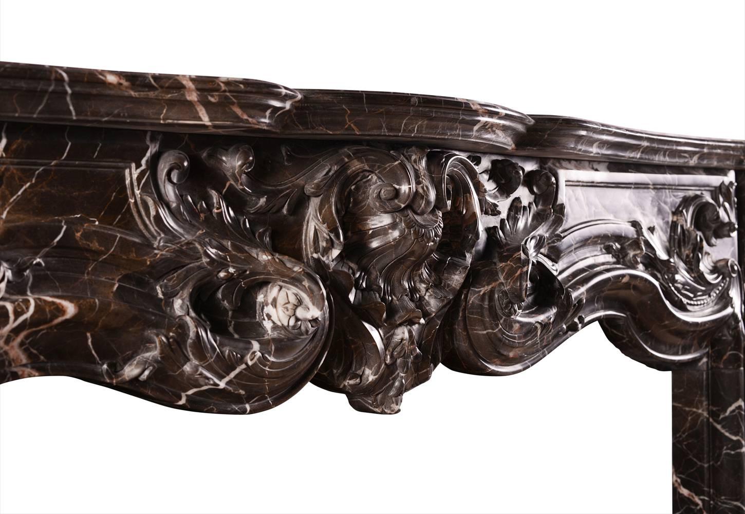 Kaminsims aus Marmor im Louis XV.-Stil mit prächtigem Emperador-Stil im Zustand „Hervorragend“ im Angebot in London, GB