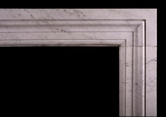 Ein architektonisch gestalteter Kaminsims aus italienischem Carrara-Marmor
