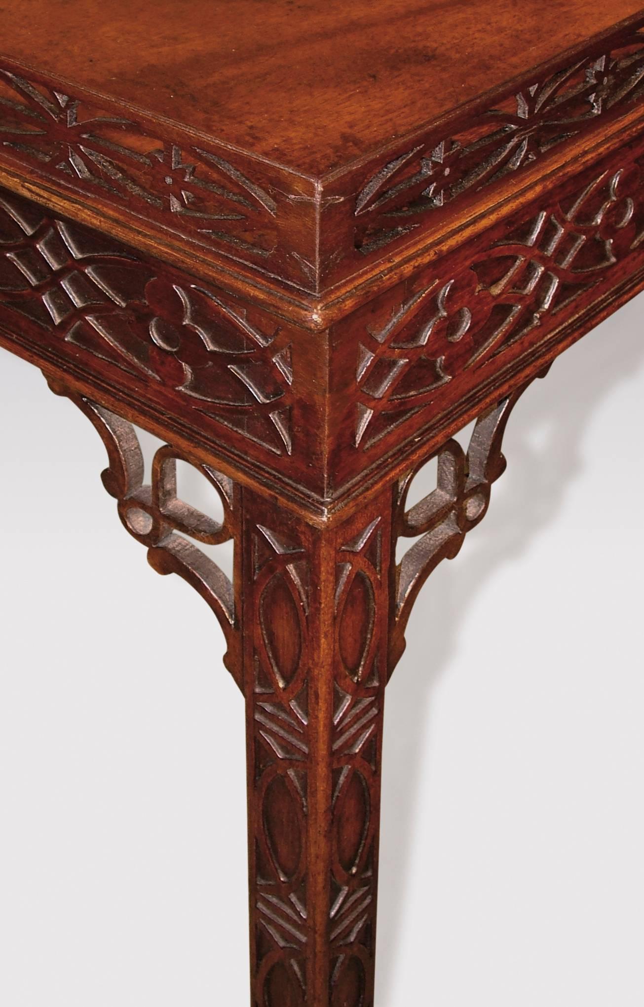 Une belle table d'argenterie du milieu du 18e siècle, de la période Chippendale, en acajou bien figuré, avec une galerie ovale et percée d'un arc gothique, au-dessus d'une frise aveugle similaire. La table est dotée de consoles d'angle entrelacées,