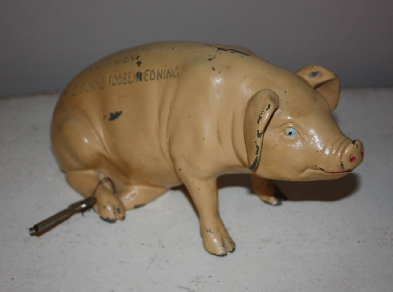Hübsches Sparschwein mit Aufschrift, das Geld für den Verein für Kinderschuhe sammeln soll. Diese Gewerkschaft wurde 1889 gegründet und war noch Mitte der 1930er Jahre aktiv.