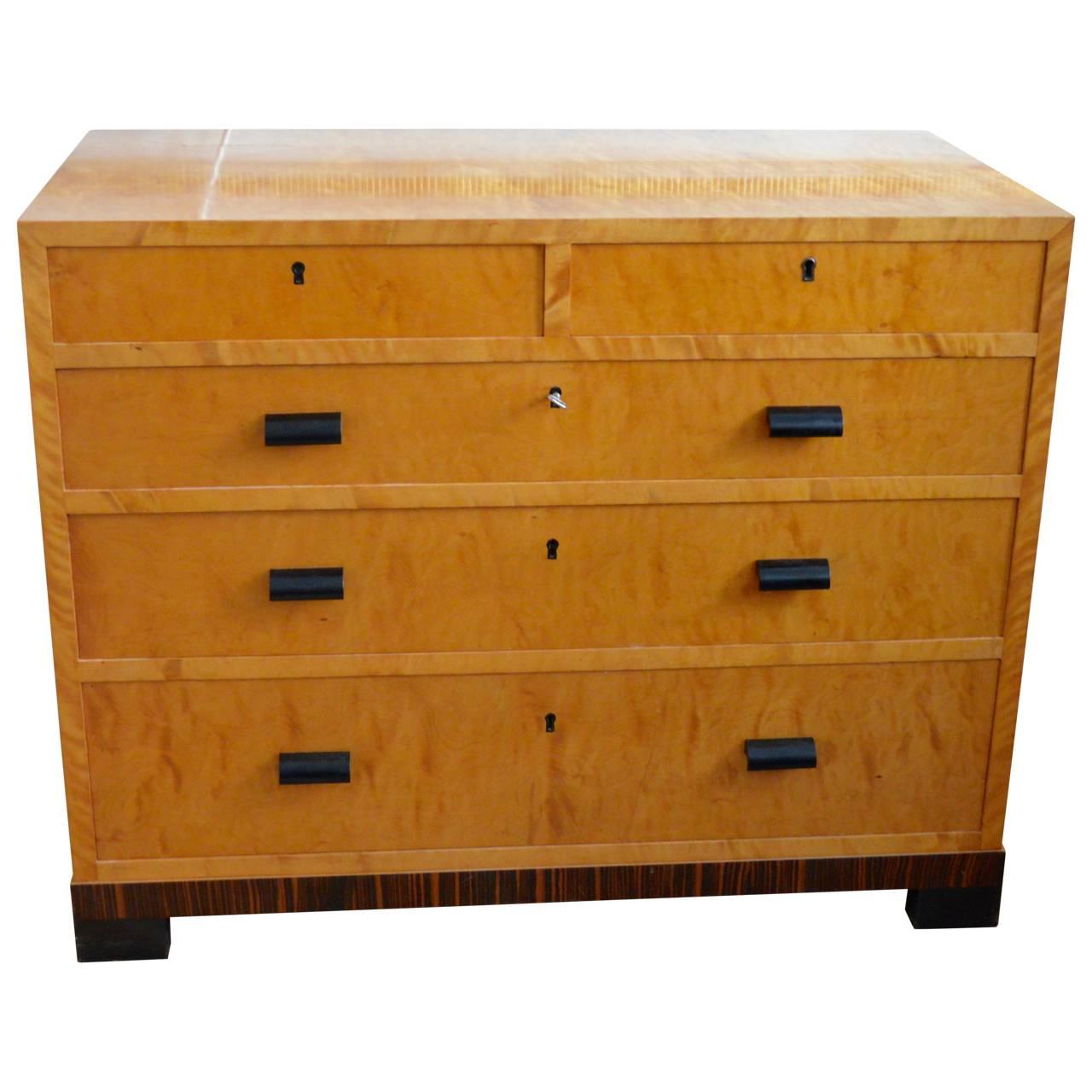 Beautifull satinwood dresser in bircheye marple and zebrawood. With two small drawers and three big ones.