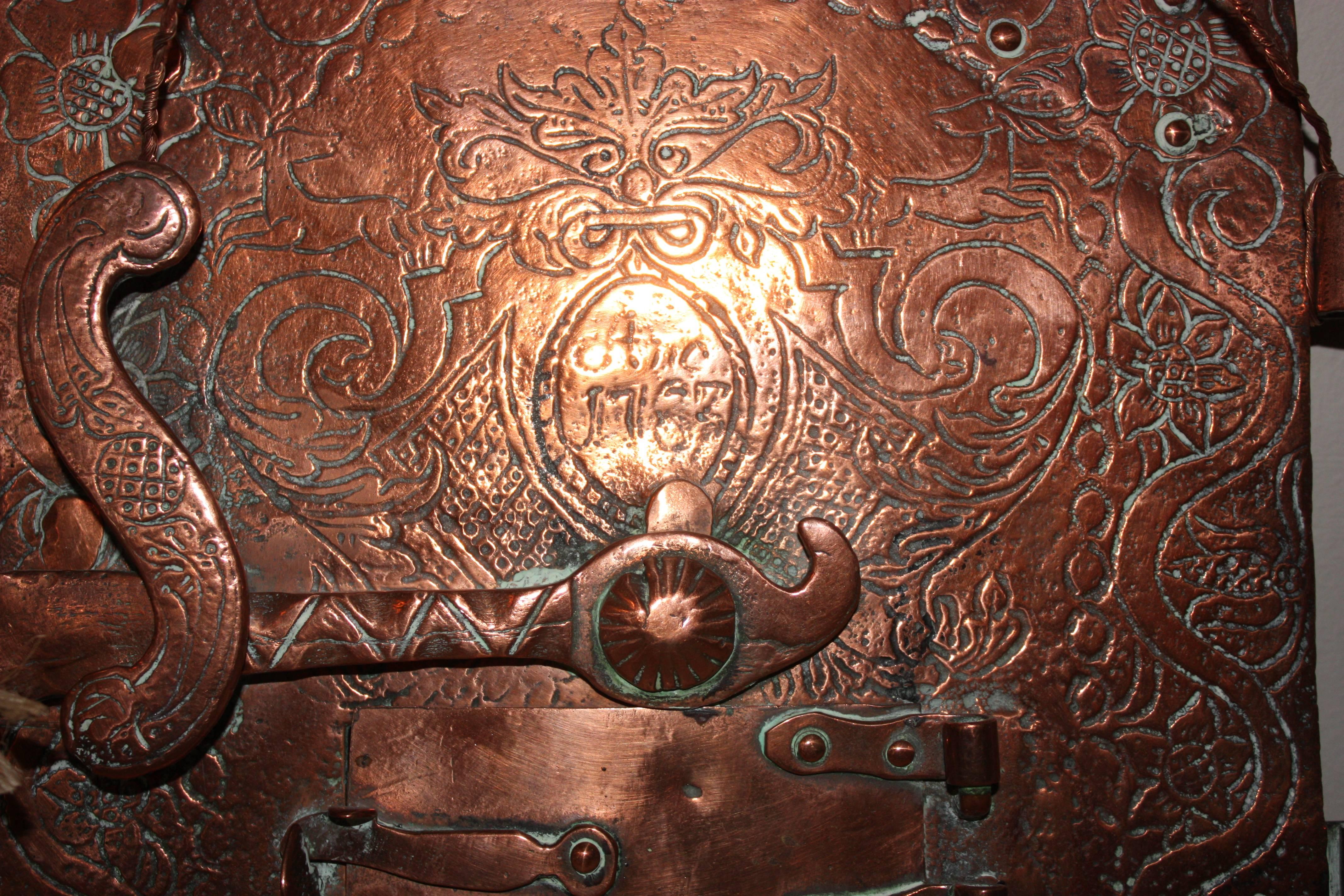 Rokoko-Fragment einer Kupferkamintür aus dem 18. Jahrhundert (Skandinavisch) im Angebot