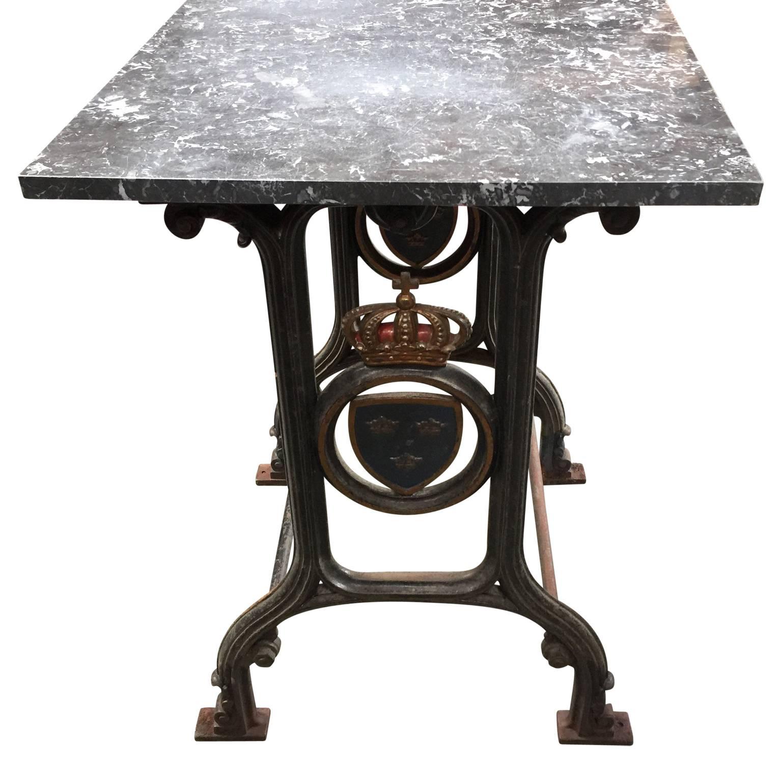 Néoclassique Table de bistrot en fonte du 19ème siècle avec plateau en marbre et armoiries suédoises en vente