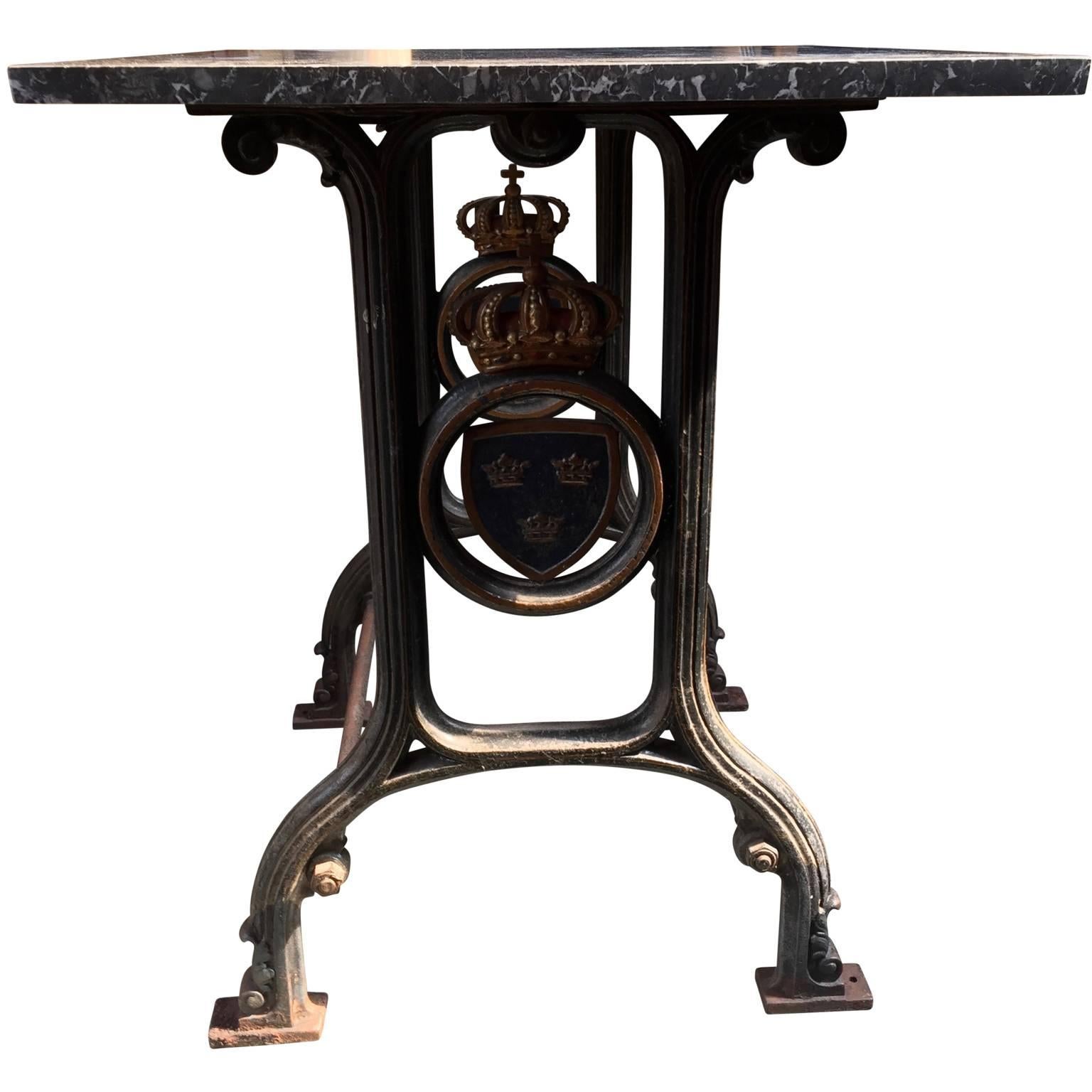 19th Century Cast Iron Marble-Top Bistro Table with Swedish Coat of Arms In Good Condition For Sale In Copenhagen, K