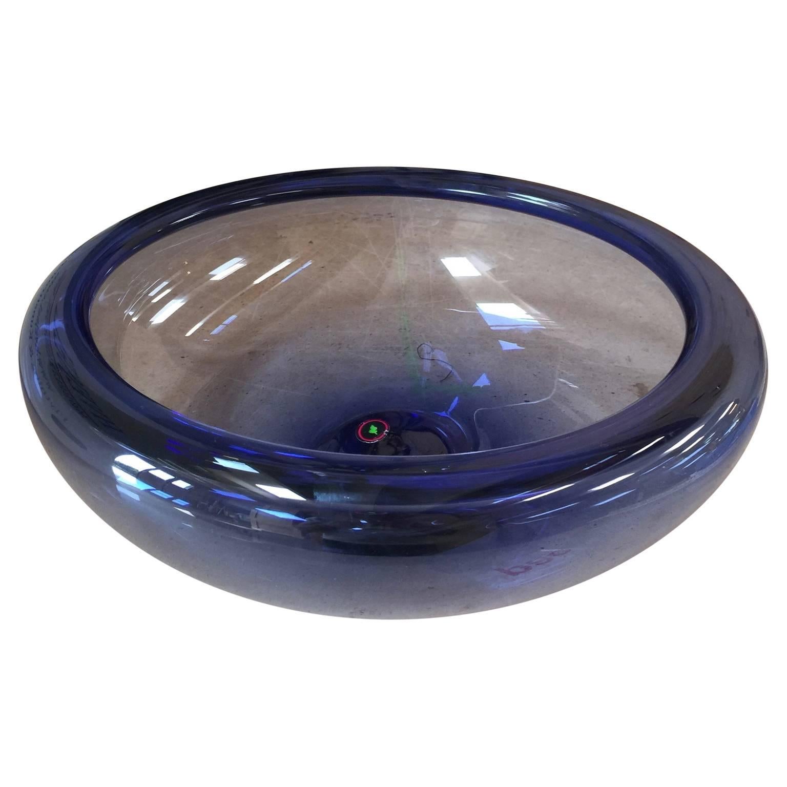 The Provence bowl was created by accident in 1956. Lutken was trying to create a glass cone, but somehow forgot to let the steam out of the molten glass. The result was flat like a plate and Lutken used it to create his classic bowl.
In the 1950s,