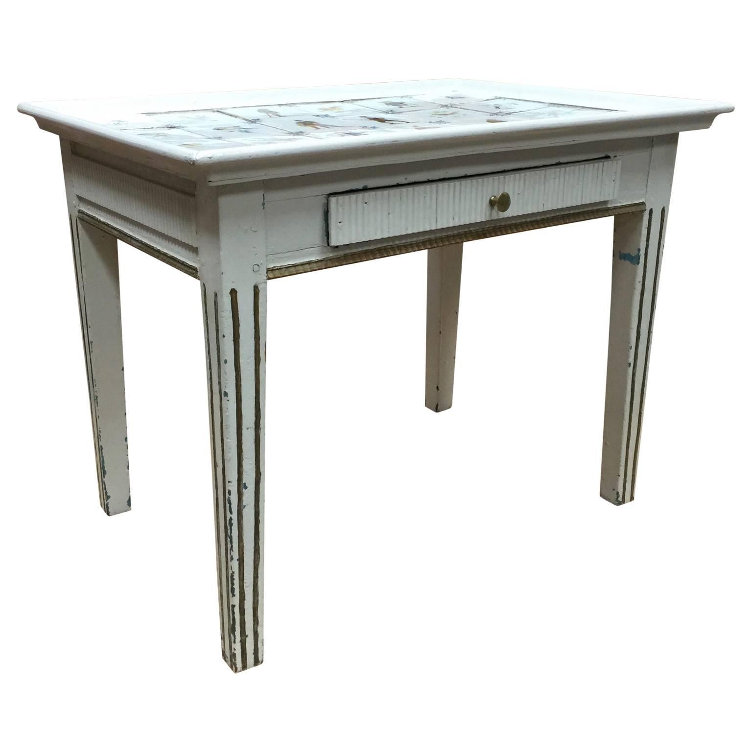 Table gustavienne à un tiroir. Plateau de table avec incrustation de carreaux de delft polychromes colorés.