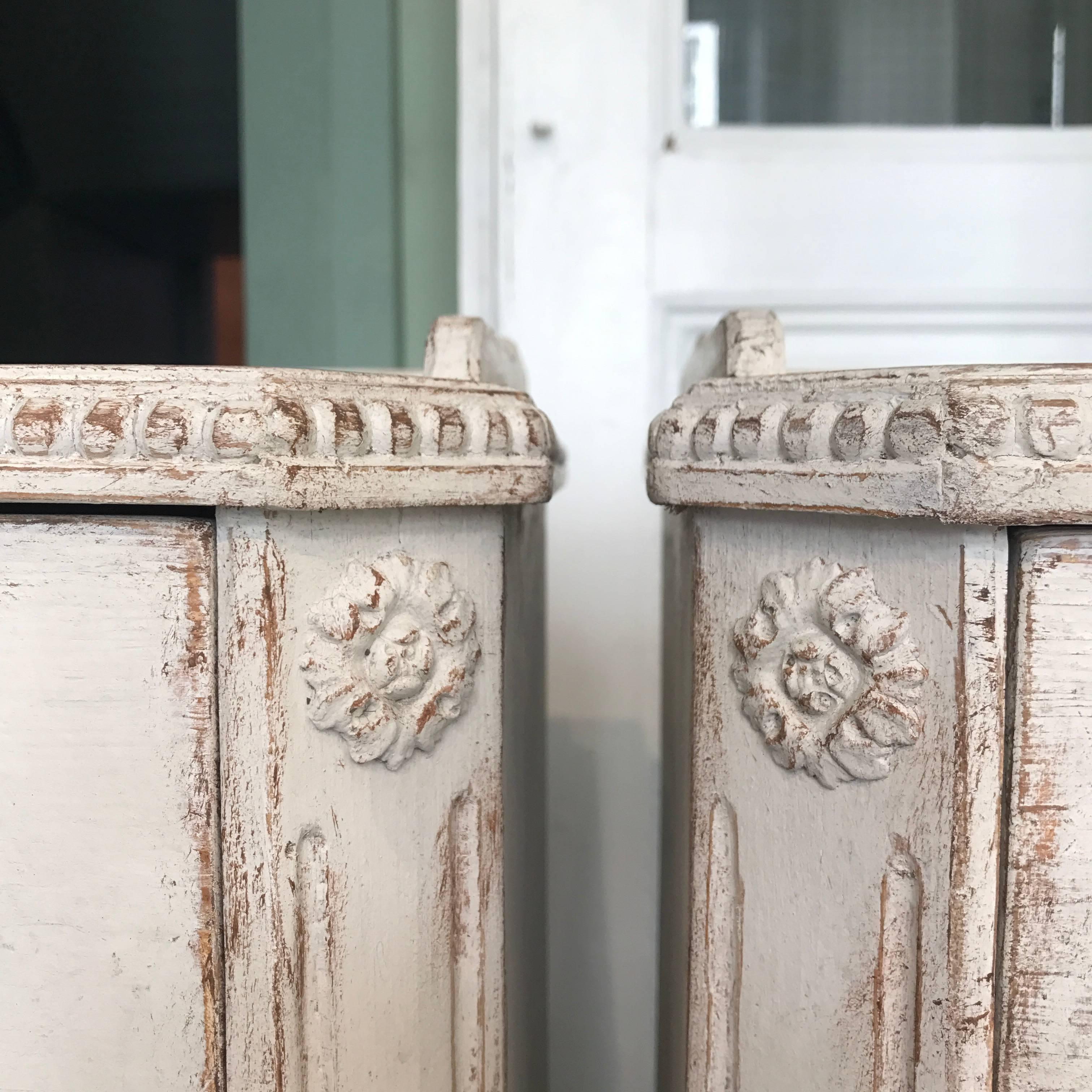 Pair of 19th Century Gustavian Light-Gray Nightstands or Bedside Tables In Good Condition In Copenhagen, K