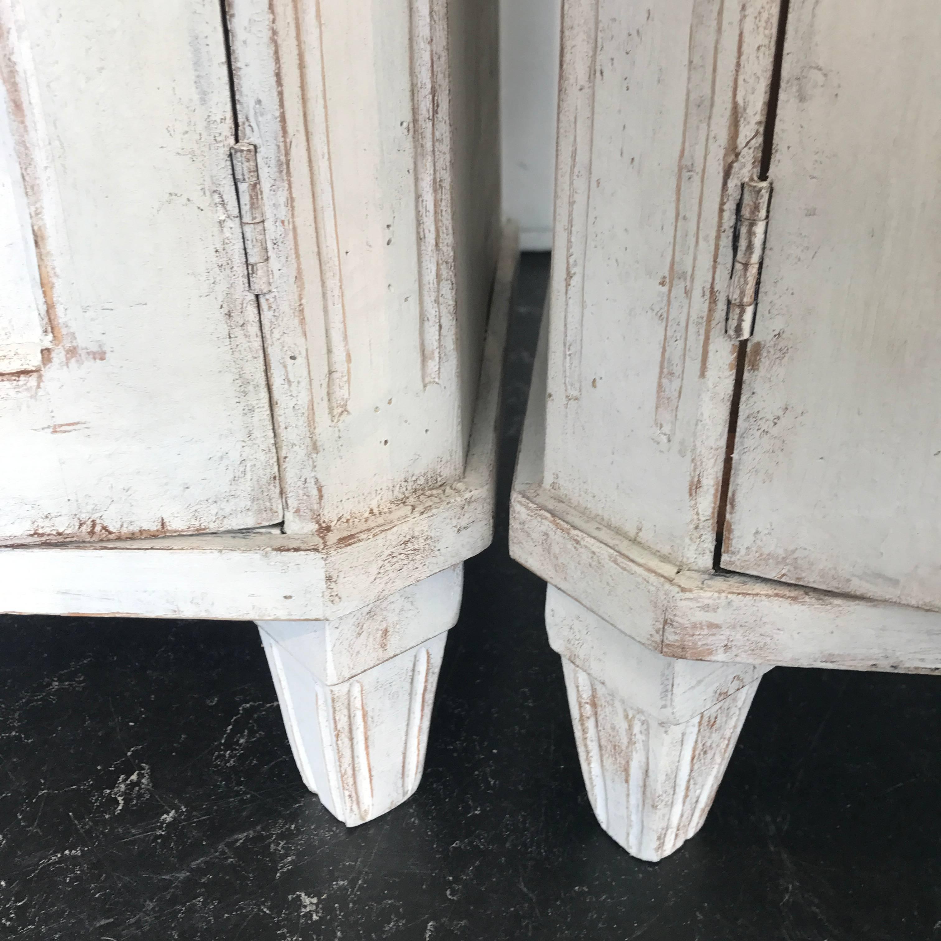 Pair of 19th Century Gustavian Light-Gray Nightstands or Bedside Tables 3