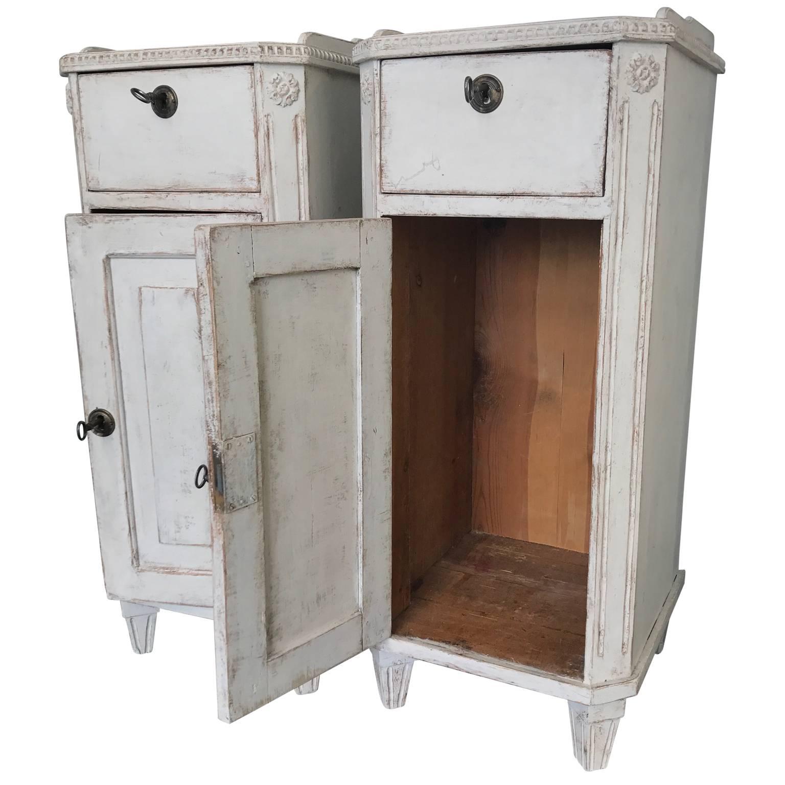 Scandinavian Pair of 19th Century Gustavian Light-Gray Nightstands or Bedside Tables