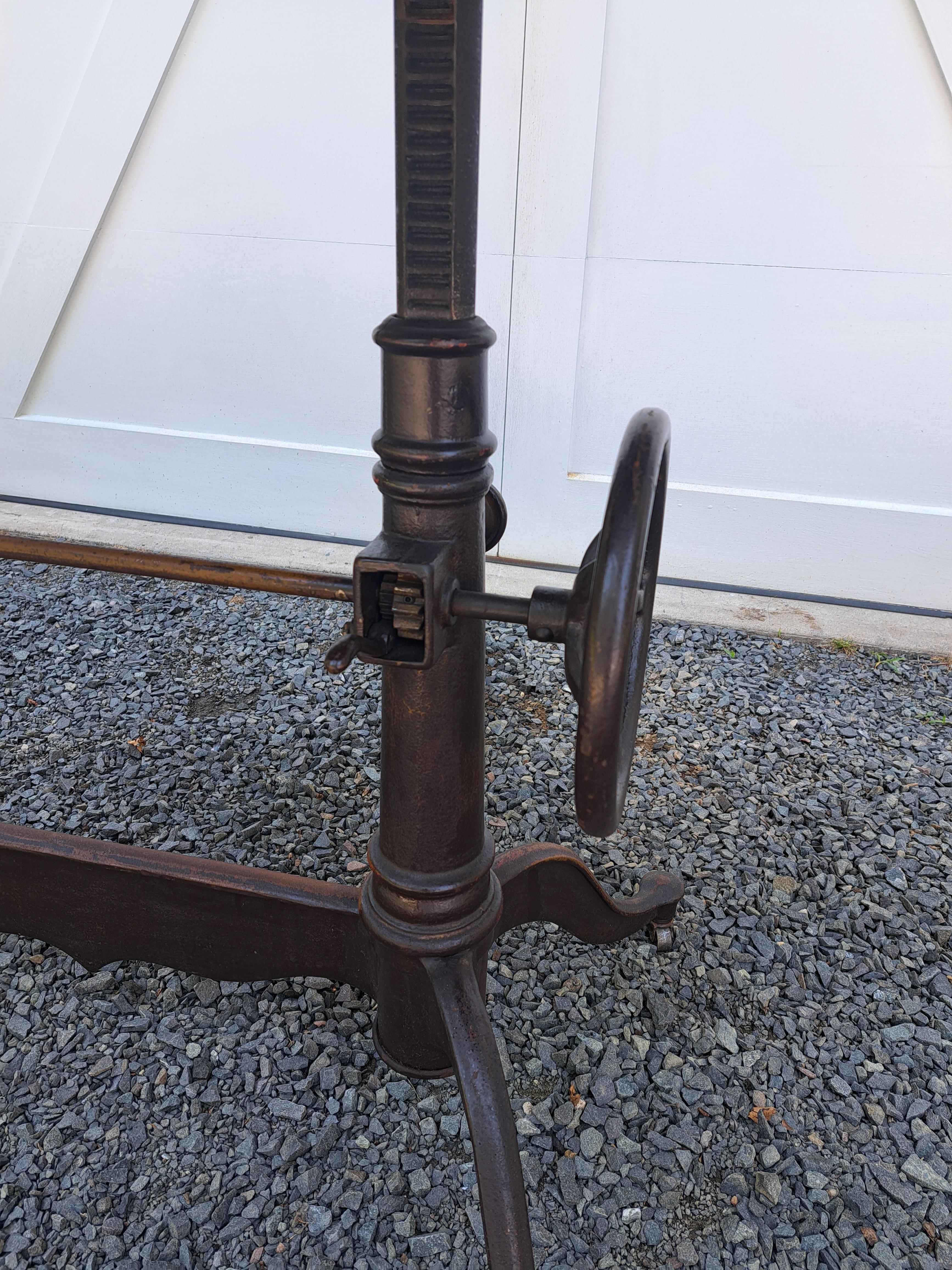 Dietzgen Gusseisen Double Pedestal Base Zeichnung Tabelle (20. Jahrhundert) im Angebot
