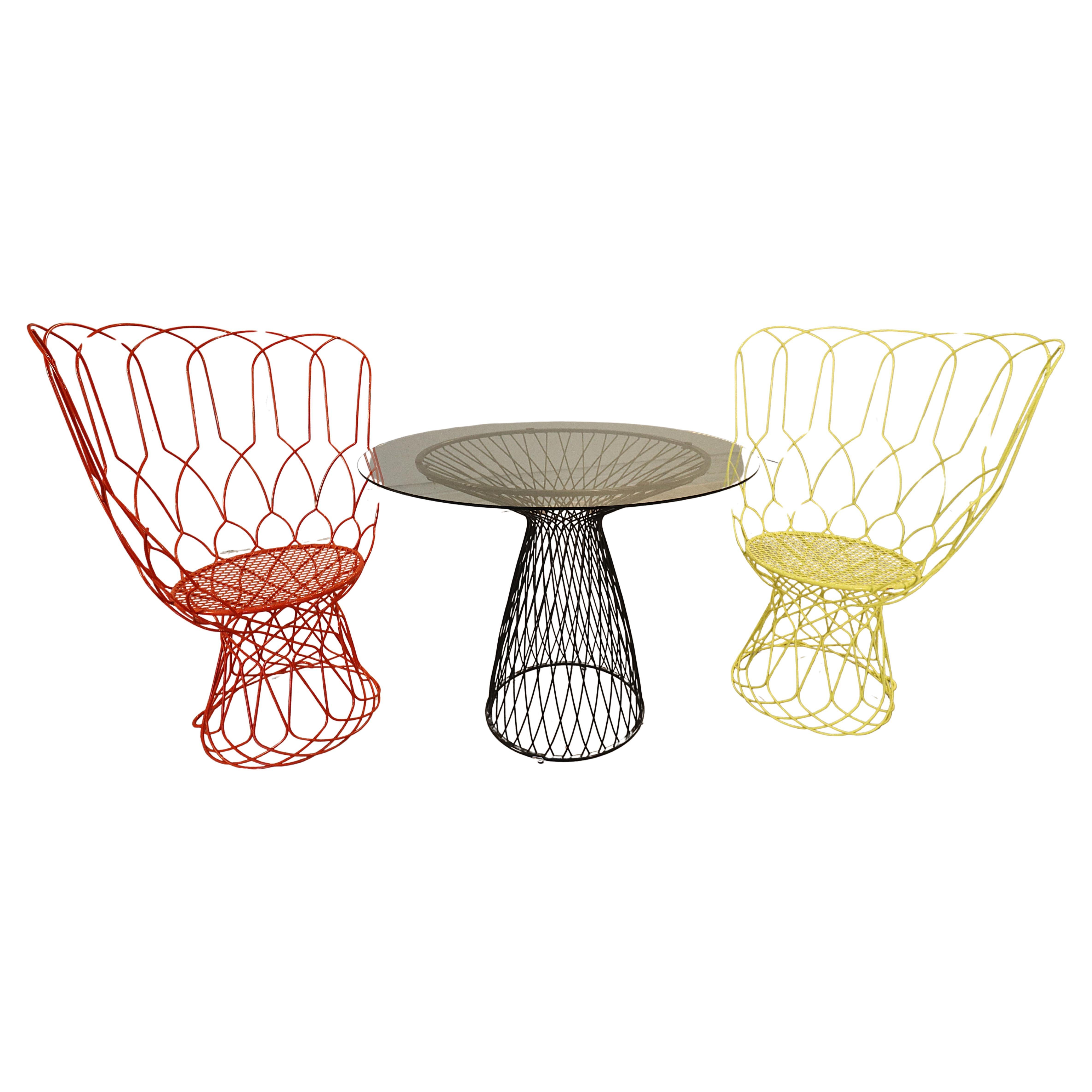 Colección Emu Re-trouvé de Patricia Urquiola Dos sillas y mesa