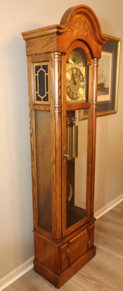 Howard Miller „Beaumont“ Standuhr aus Eiche mit dreifachem Glockenspiel, Modell 610-259