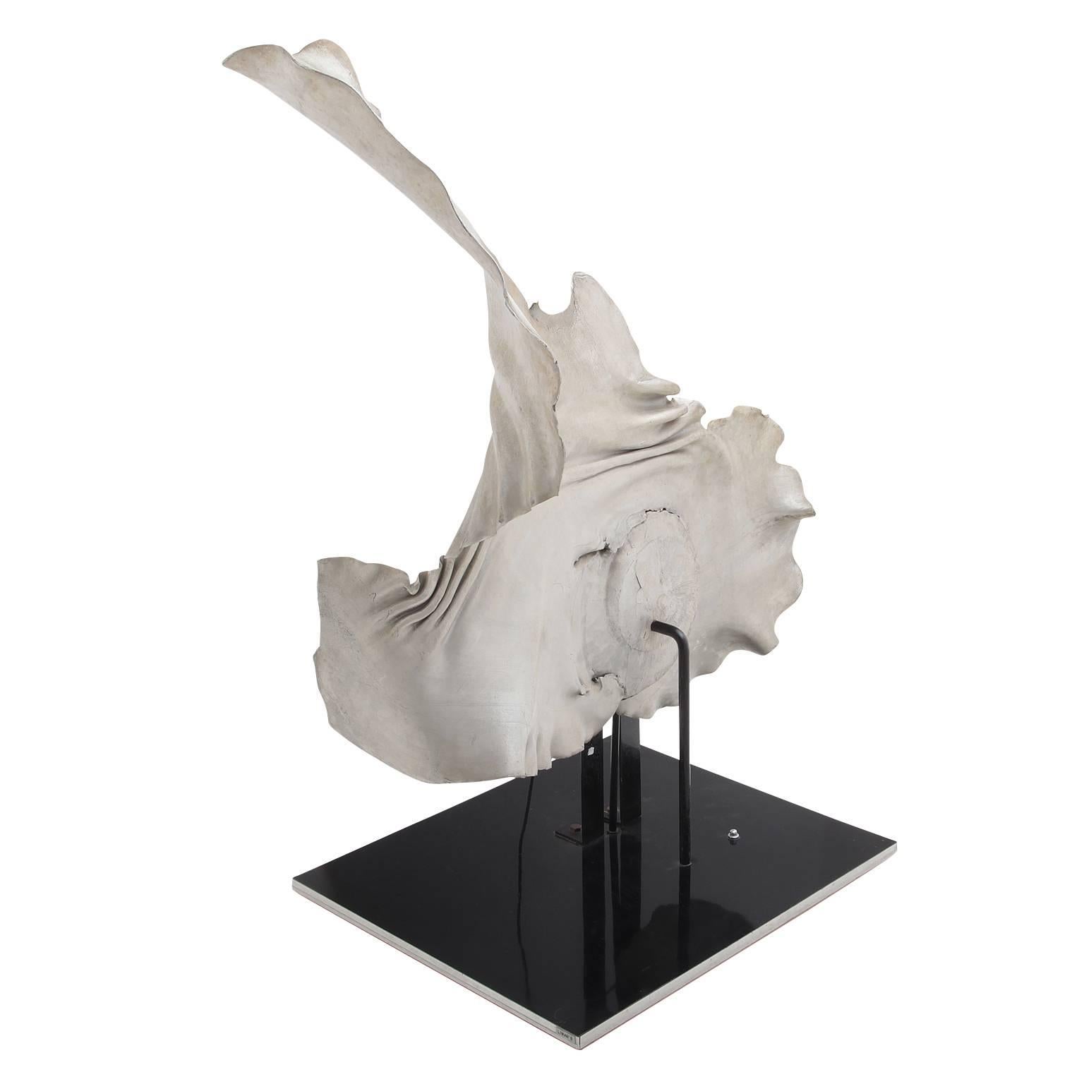 Moderne Beleuchtungsskulptur aus gemelzenem Aluminium, prob. Italien, 20. Jahrhundert im Angebot