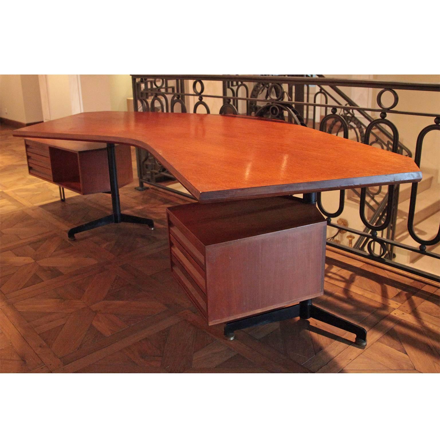 Bureau de direction inhabituel par Osvaldo Borsani (attribué) pour Tecno avec un plateau incurvé et un meuble tournant et un élément de retour, fabriqué en acajou. La structure est en acier laqué noir.

 
Longueur du plateau de la table : 250 cm