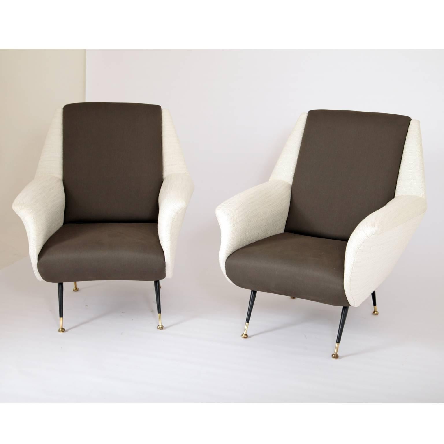 Pair of Italian lounge chairs on thin iron feet. Backrest and seat are dark grey, the sides are white.