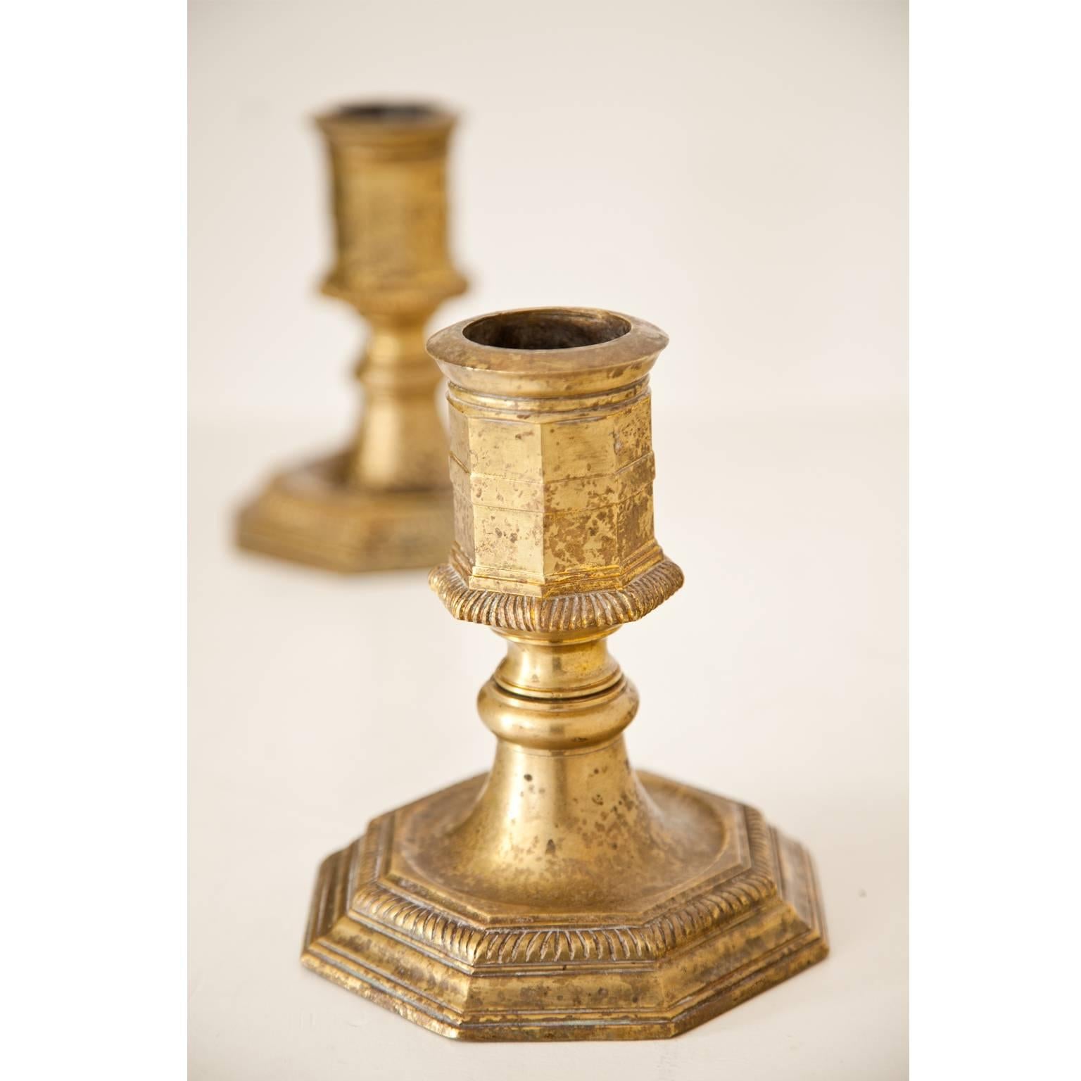 Pair of candlesticks on octagonal stand with a baluster shaft and octagonal nozzle. Original patina, very beautiful historical character.