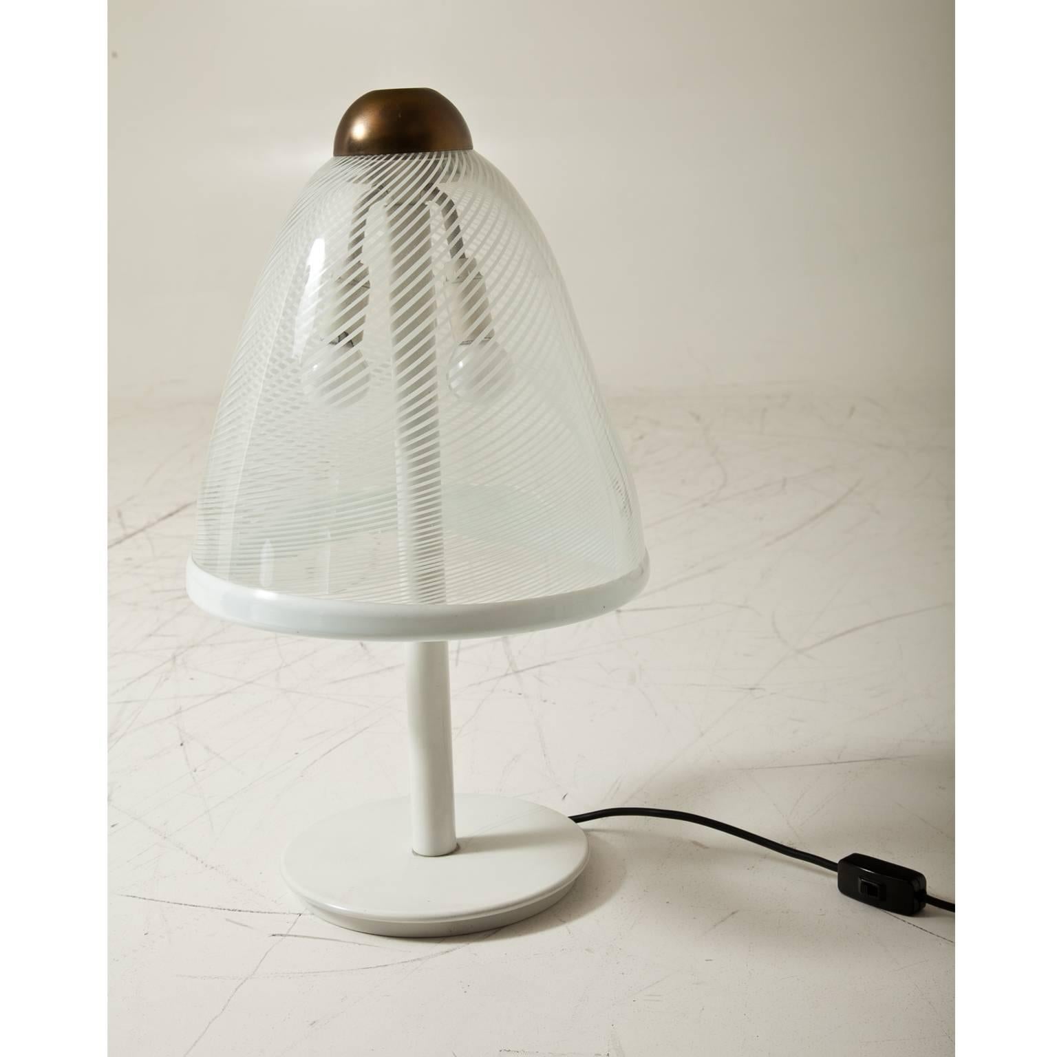 Large table lamp with lampshade out of Murano glass with a white spiral pattern and copper-colored top. Three lightbulbs.

For the electrification we assume no liability and no warranty.