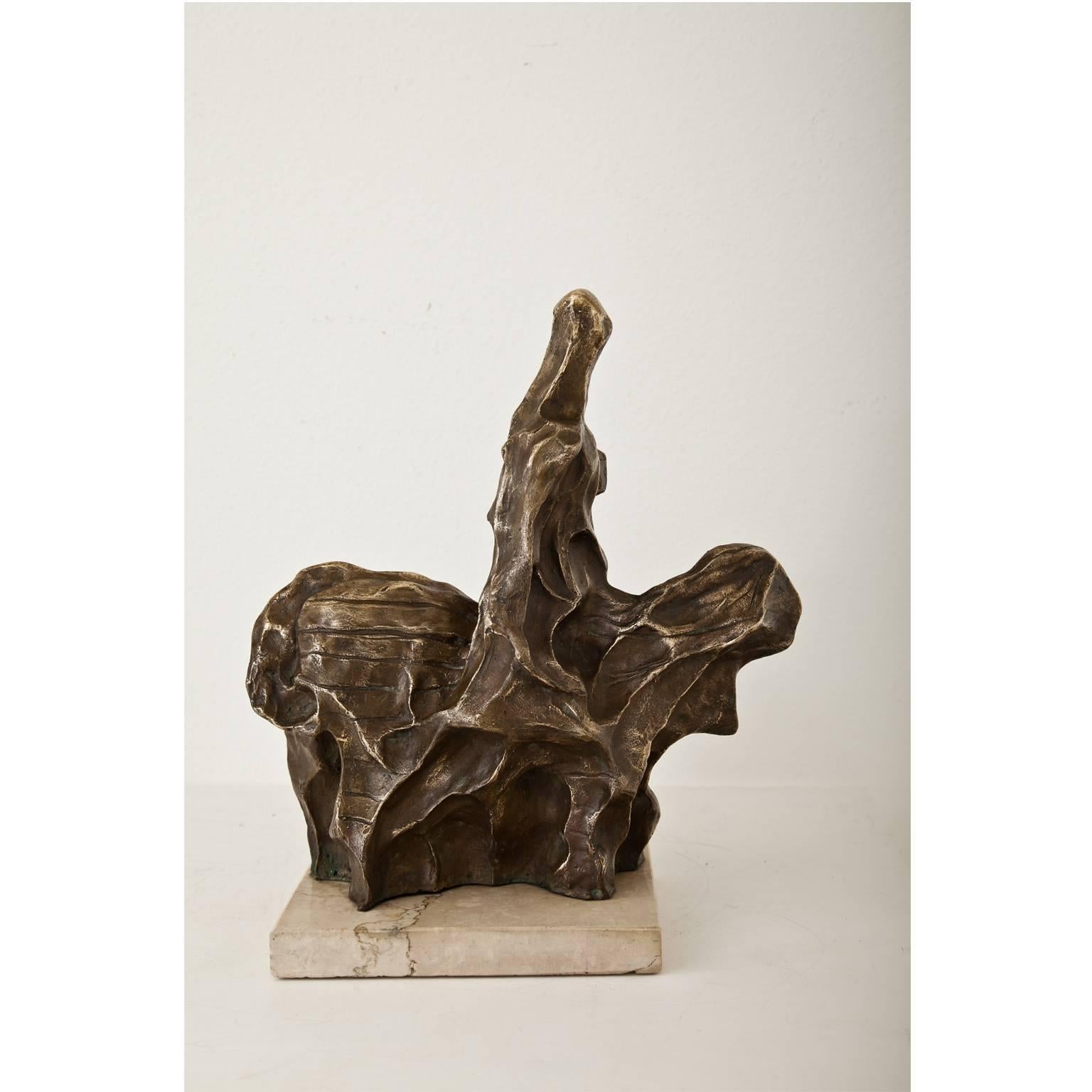 Kleine Bronzeskulptur eines Reiters auf seinem Pferd in einem abstrakten und weichen Design. Die Oberfläche des Reiters ist mit konkaven Vertiefungen strukturiert, das Pferd ist mit horizontalen Linien markiert. Die Skulptur steht auf einem