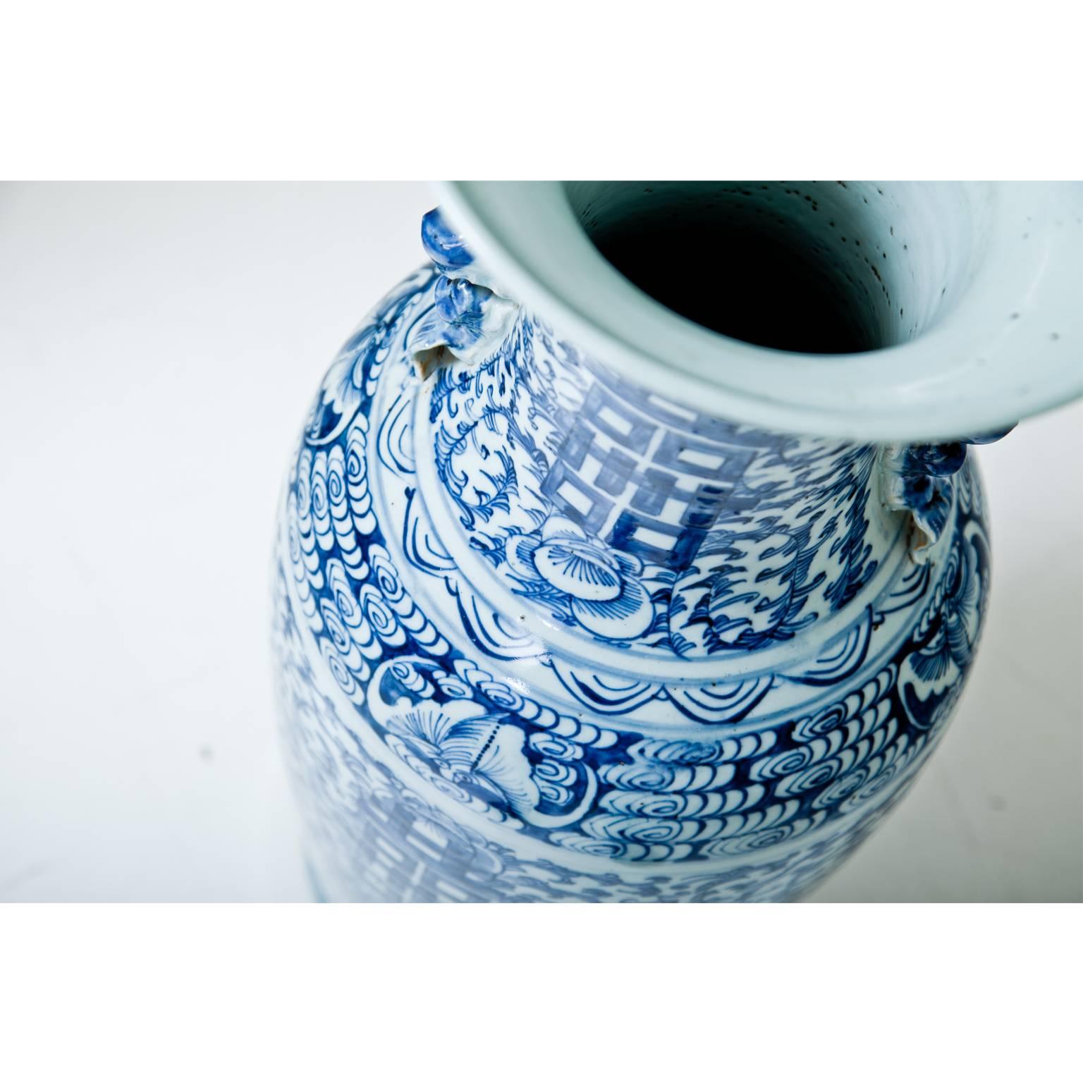 Chinoiserie-Vase mit blauer Wandbemalung und seitlichen Henkeln am Hals sowie einem blauen Mäander-Ornament auf der Außenlippe.