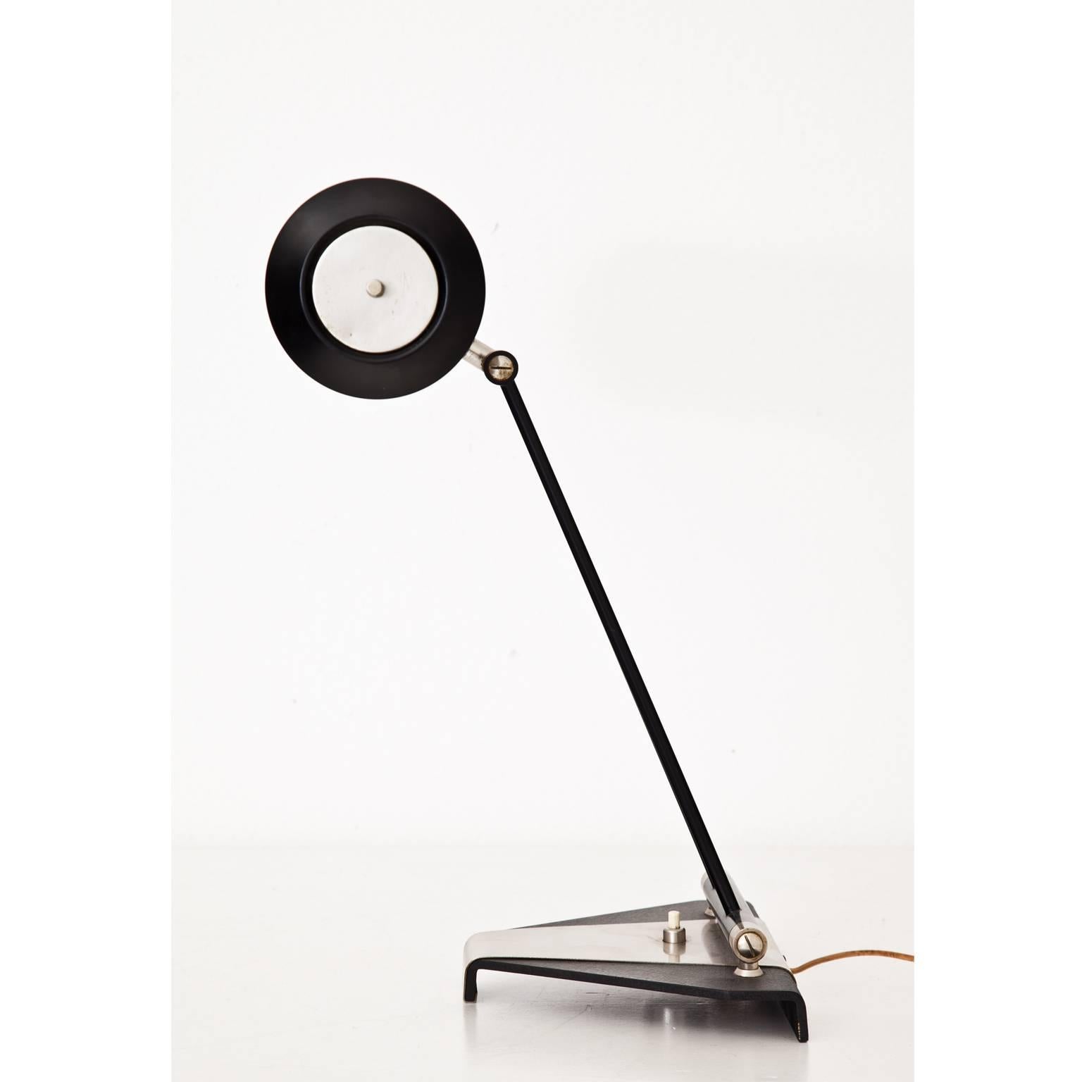 Table lamp modell 8051 by Stilnovo Milano Italy of the 1960s, with a tilt table head and adjustable stand. Label of Stilnovo on the back, slight signs of usage.

For the electrification we assume no liability and no warranty.