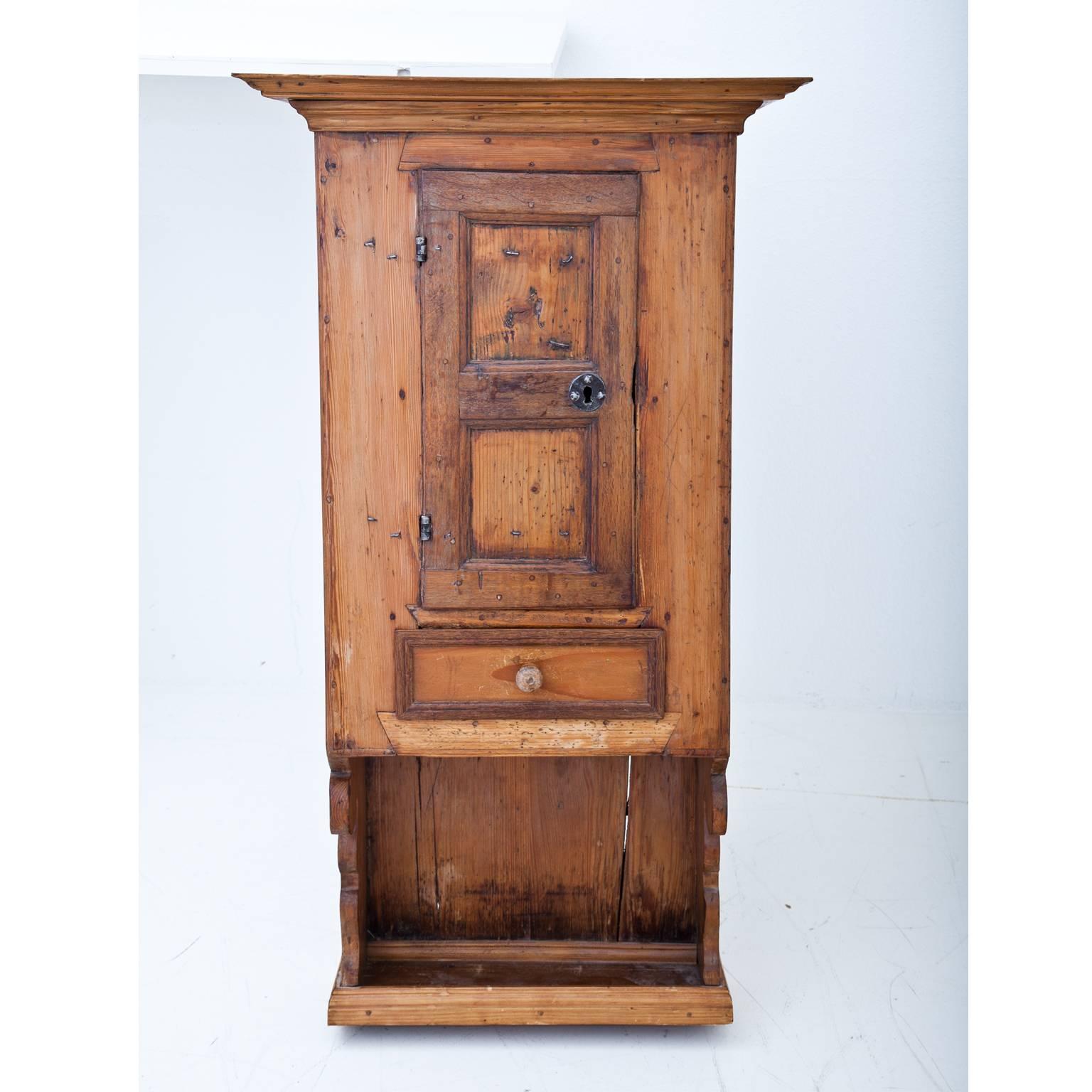 Pine Kitchen Cabinet, German, 18th century In Good Condition In Greding, DE