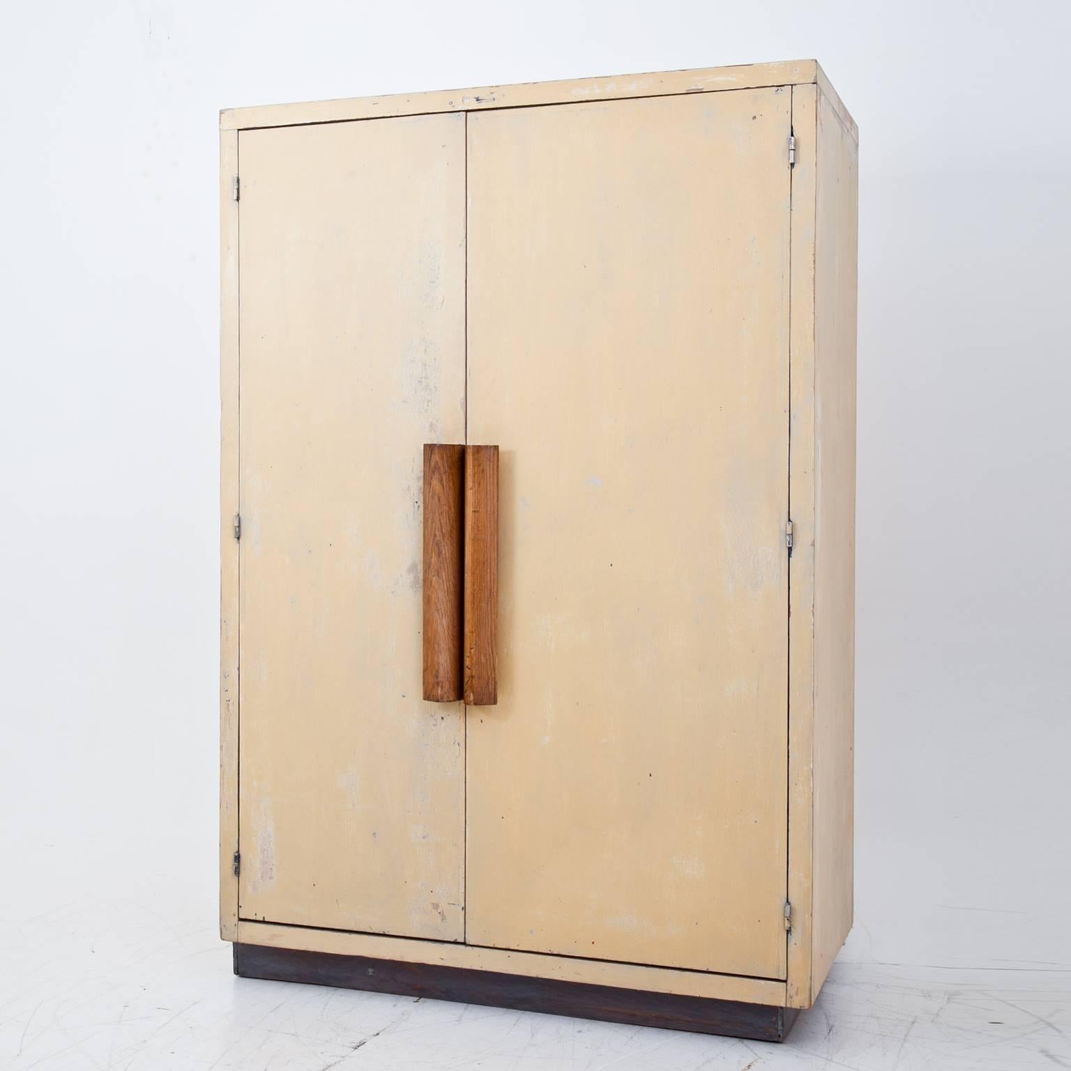 This armoire was especially designed for the apartments of Unité d’habitation in Marseille-Michelet and stood in front of the washing station in the children’s rooms. The streamlined shape of the body with the large wooden handles and the