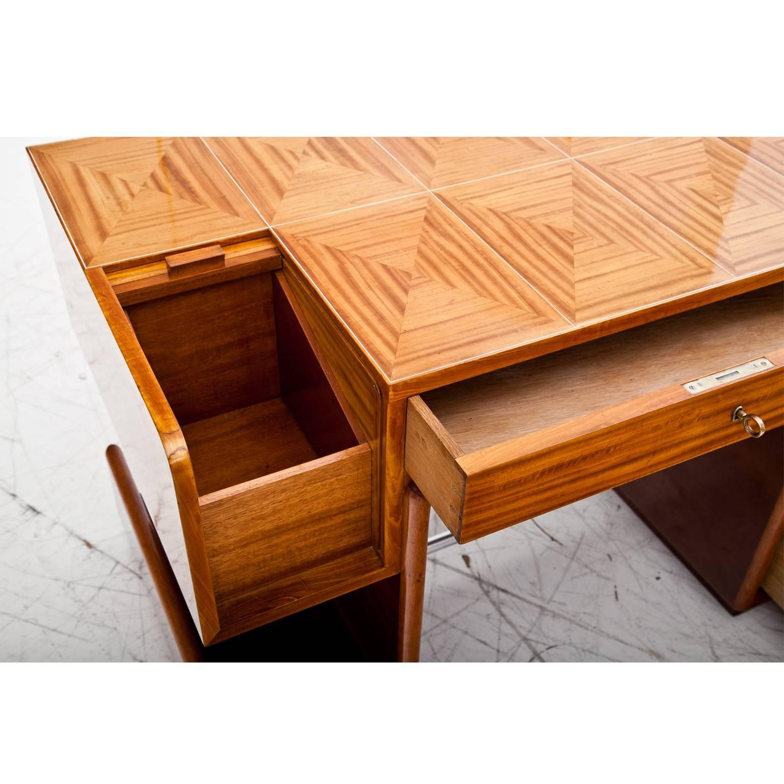 Art Deco Desk, France, circa 1940s (Furnier)