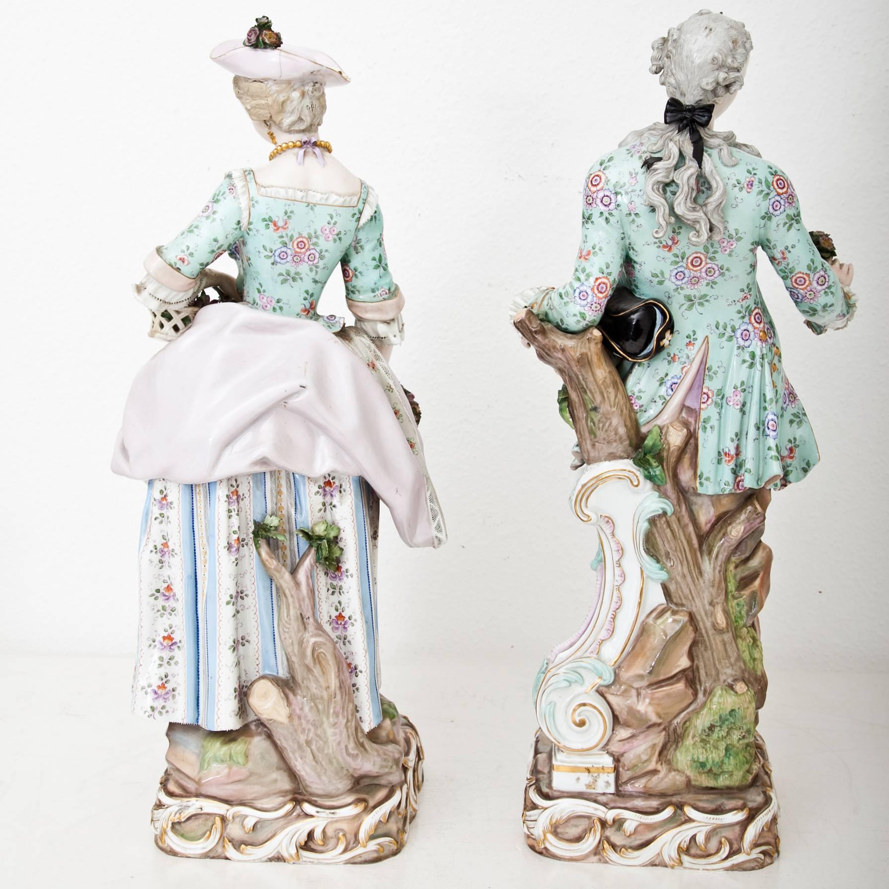 Pair of Meißen porcelain figurines of a Lady and a Lord in elegant Garments as gardeners, designed by Ernst August Leuteritz. The figures show very fine details, especially at the front of the corset and the lace collars. Marked at the bottom.